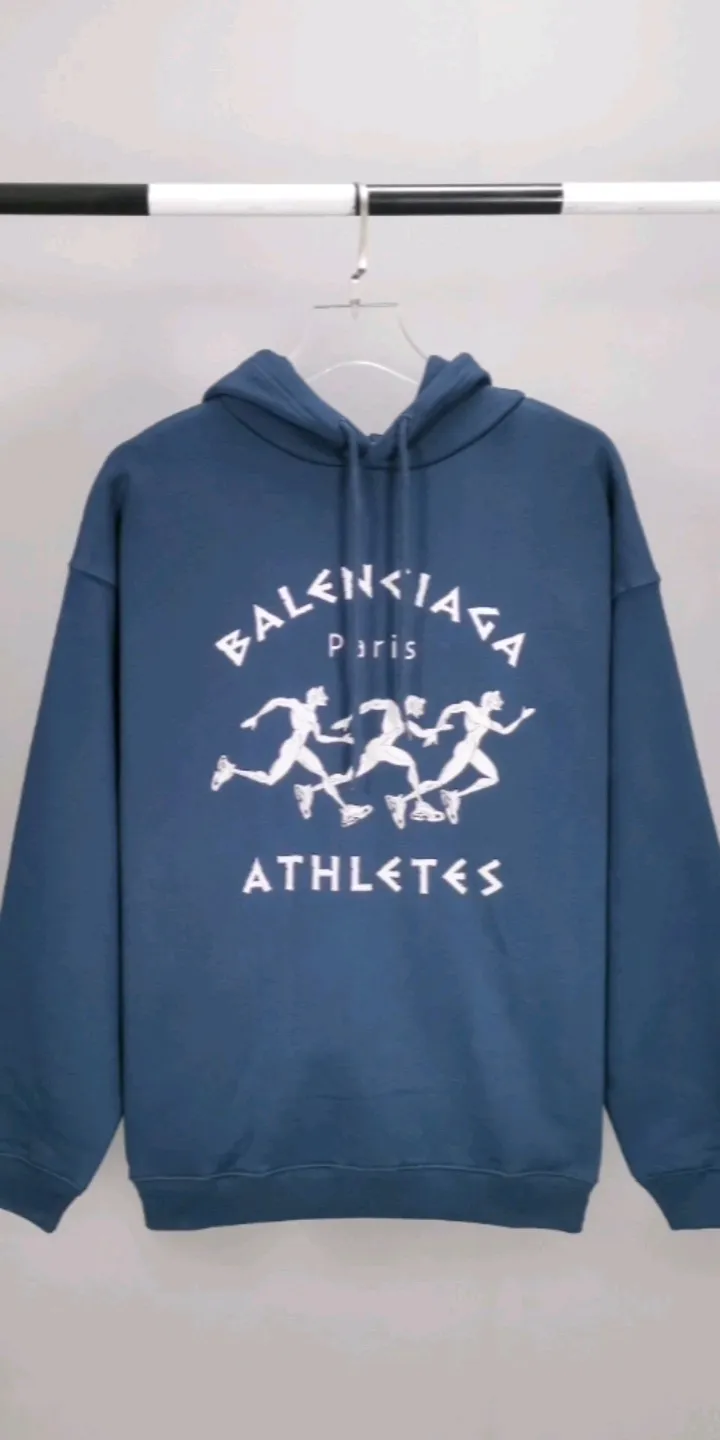 Real shot of the video - the top tested version of Balenciaga BALENCIAGA men's running marathon pure cotton loose loose men's and women's couple's autumn and winter hooded sweatshirt. The printing uses imported glue, high-coverage screen technology, high printing accuracy and no tooth edges. Neat, refreshing, and clear texture. The fabric is made of 480g combed cotton fabric, which is full of drape! Color: Black White Dark Blue Size: XS-L P:450