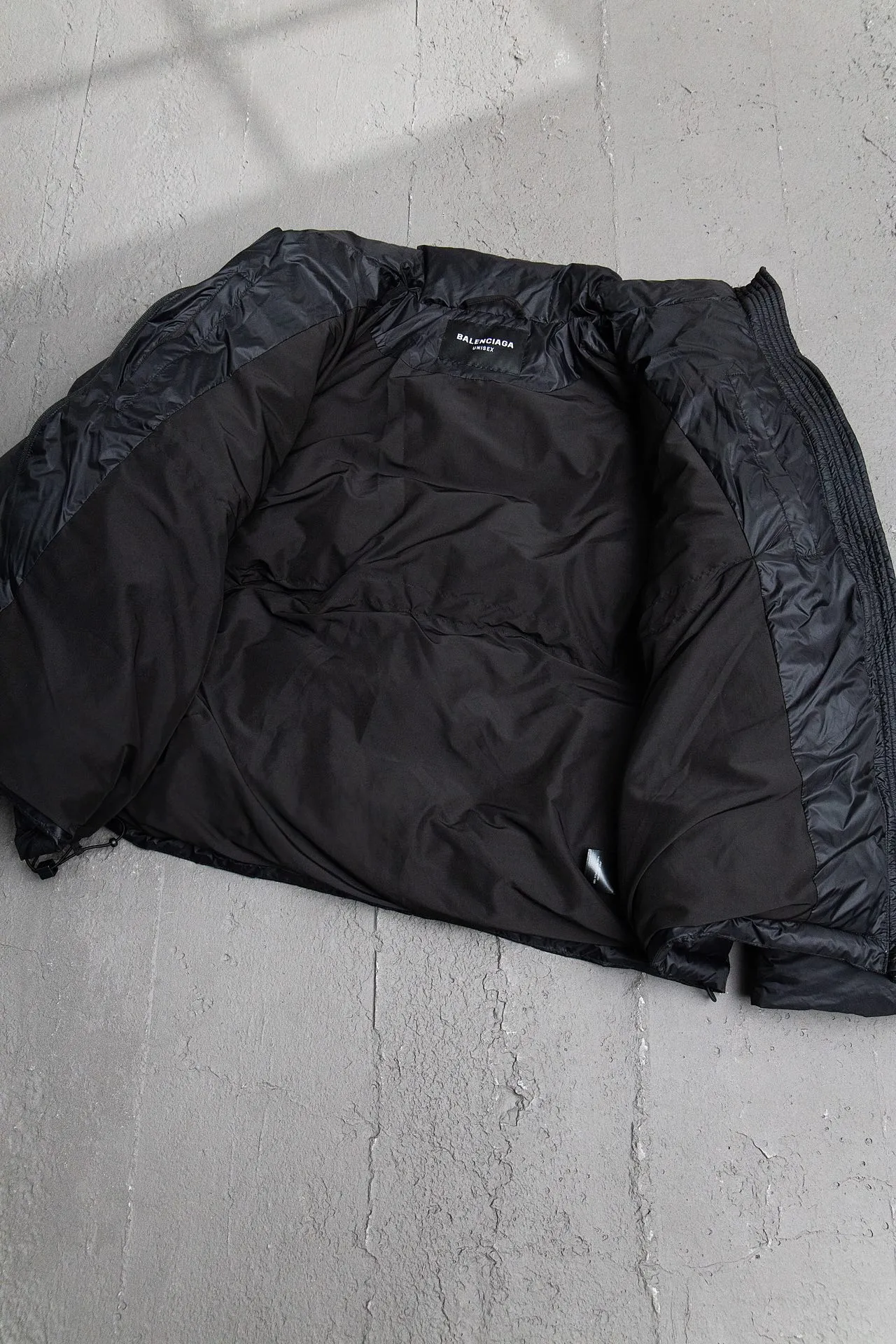 💰780 [Highest version] Balenciaga / Balenciaga BLCG 24FW 3B laser logo ski down jacket Correct version The surface fabric is made of customized high-density shiny nylon fabric. The fabric has a level 4 water-repellent coating process. The inner part is made of customized high-density cloud-like nylon fabric. The inner part is made of double-layer 330 gallbladder. Filled with 500 grams of Xinjiang pearl particle cotton. Waist drawstring waist design. Flexible temperature locking. Imported environmentally friendly laser reflective thermal transfer printing technology. The front panel adopts a diagonal pocket design. It is equipped with zipper opening and closing. Internal zipper pocket design. The hem adopts elastic rope stopper storage design. Open the mold to customize the hardware zipper. Open the mold to customize the original air eye. Open the mold to customize the original logo sugar cube rope stopper. Original main mark and washable tag brand packaging. Color: black/white. Size: 46/48/50/52. Size chart: Clothes length. Bust Shoulder Width Sleeve Length 46: 72 138 58 66 48: 74 142 59 67 50: 76 146 60 68 52: 78 150 61 69 Note: There is a difference of 1~2CM due to manual measurement
