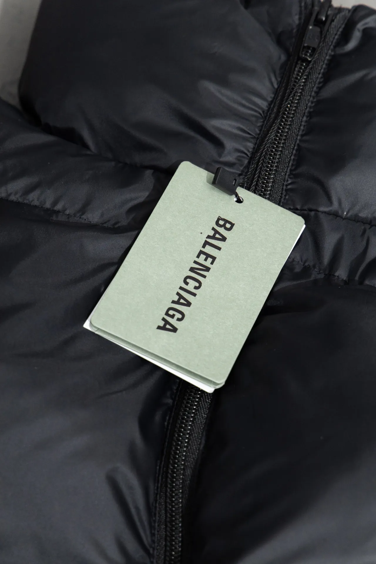 💰780 [Highest version] Balenciaga / Balenciaga BLCG 24FW 3B laser logo ski down jacket Correct version The surface fabric is made of customized high-density shiny nylon fabric. The fabric has a level 4 water-repellent coating process. The inner part is made of customized high-density cloud-like nylon fabric. The inner part is made of double-layer 330 gallbladder. Filled with 500 grams of Xinjiang pearl particle cotton. Waist drawstring waist design. Flexible temperature locking. Imported environmentally friendly laser reflective thermal transfer printing technology. The front panel adopts a diagonal pocket design. It is equipped with zipper opening and closing. Internal zipper pocket design. The hem adopts elastic rope stopper storage design. Open the mold to customize the hardware zipper. Open the mold to customize the original air eye. Open the mold to customize the original logo sugar cube rope stopper. Original main mark and washable tag brand packaging. Color: black/white. Size: 46/48/50/52. Size chart: Clothes length. Bust Shoulder Width Sleeve Length 46: 72 138 58 66 48: 74 142 59 67 50: 76 146 60 68 52: 78 150 61 69 Note: There is a difference of 1~2CM due to manual measurement