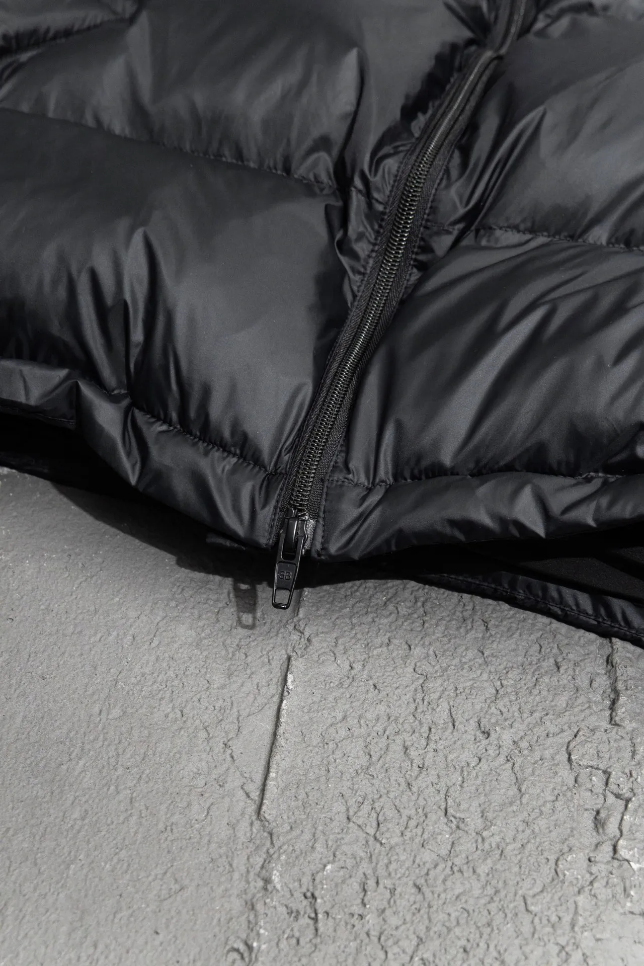 💰780 [Highest version] Balenciaga / Balenciaga BLCG 24FW 3B laser logo ski down jacket Correct version The surface fabric is made of customized high-density shiny nylon fabric. The fabric has a level 4 water-repellent coating process. The inner part is made of customized high-density cloud-like nylon fabric. The inner part is made of double-layer 330 gallbladder. Filled with 500 grams of Xinjiang pearl particle cotton. Waist drawstring waist design. Flexible temperature locking. Imported environmentally friendly laser reflective thermal transfer printing technology. The front panel adopts a diagonal pocket design. It is equipped with zipper opening and closing. Internal zipper pocket design. The hem adopts elastic rope stopper storage design. Open the mold to customize the hardware zipper. Open the mold to customize the original air eye. Open the mold to customize the original logo sugar cube rope stopper. Original main mark and washable tag brand packaging. Color: black/white. Size: 46/48/50/52. Size chart: Clothes length. Bust Shoulder Width Sleeve Length 46: 72 138 58 66 48: 74 142 59 67 50: 76 146 60 68 52: 78 150 61 69 Note: There is a difference of 1~2CM due to manual measurement