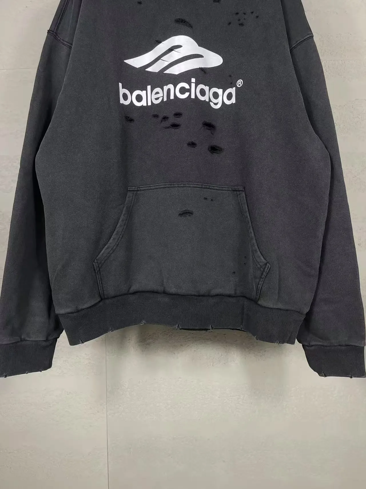 🅿️370 real photos [Top version. Official website quality] BALENCI*GA/Paris BALENCI*GA#25 new style, 3M classic LOGO printed on the chest, washed and worn hooded sweatshirt. Brick cabinet sync. Wash water super heavy process. Welcome to compare. The fabric is made of Paris ZP custom-woven and dyed cotton terry sweatshirt. The weight is 460 grams. The cloth surface is clean. The cloth pattern is clear. It is soft and comfortable. It has good color fastness and is not easy to change color. The threads are woven and dyed with no color difference. The printing uses imported environmentally friendly materials and the letters are three-dimensional. Comparisons welcome. Restore brick cabinet. The version adopts OS loose shoulder style. Same style for men and women. Code: BL258961 Color: Washed black, washed blue Size: XS S M L