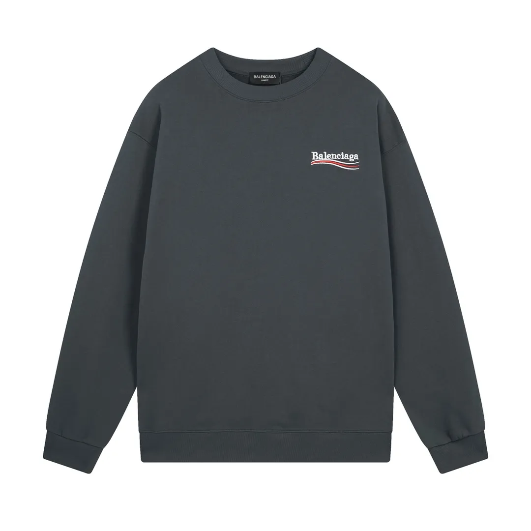 🅿️240 Detailed picture [Top version. Official website quality] BALENCI*GA/Paris #Classic style. Coke embroidered round neck sweatshirt. The fabric is made of Paris ZP custom-woven and dyed cotton sweatshirt. The weight is 450 grams. The cloth surface is clean. The cloth pattern is clear, soft and comfortable. The threads are dyed with no color difference. The classic pattern embroidery uses an imported embroidery machine, and the embroidery thread color is embroidered according to the original color. It is produced according to the pictures in the Jubie market. The letters are clear. The three-dimensional effect is strong. The version adopts the OS loose shoulder version. The same style for men and women. Coding: BL235565 Color: black, white, dark gray, blue, off-white Size: XS S M L