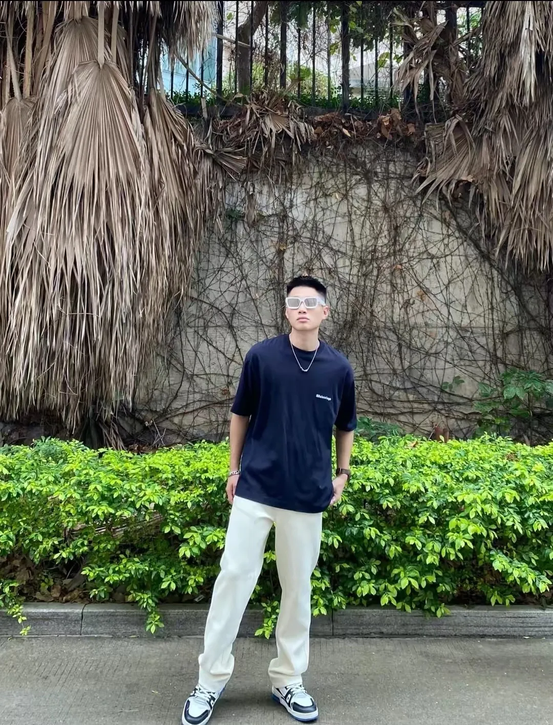 ♻️💯Reference model picture for the upper body❤️The top tested version BALENCIAGA basic embroidery logo pure cotton loose-fitting trendy brand short-sleeve for men and women. Fabric: 32S 280g super heavyweight fabric, ready-to-wear washed and soft to the touch. Printing: Japanese Tajima embroidery technology is used, the embroidery is accurate, the printing is meticulous and full, and there is no thread skipping. Accessories: Customized full set of BLCG accessories Color: Fluorescent green black gray dark khaki white Size: XS-L P:240