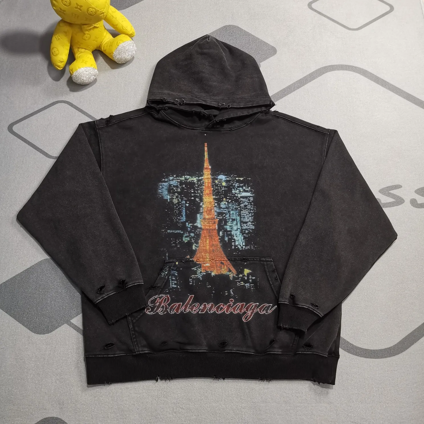 Top version 𝗕𝗮𝗹𝗲𝗻𝗰𝗶𝗮𝗴𝗮/Paris Letters 2024FW Japan Tokyo Tower limited edition front and rear panels direct-print printing worn washed distressed hooded sweatshirt ✅No.1 quality in this market Real ceiling quality ✅All original development attention to detail pictures to avoid mixed distribution of stolen pictures by merchants ✅Correct 450 custom-woven and custom-dyed 100% cotton double yarn compact cotton fabric, soft and comfortable ✅Imported Conley direct-injection printing color ZP consistent, clear and firm without hand feel ✅Custom-dyed threads, no color difference and no deformation, worn details consistent ZP ✅Ready-made garments washed and distressed, overweight craftsmanship, good color fastness, ZP consistent Here I will explain why I am a little more expensive than others, 1. It seems to be a simple printing or embroidery, but it is not simple at all. 10000% imported machine restoration, not just words. Welcome to compare with peers. 2. Each model is produced by the company, and the details of workmanship and fabrics are consistent with the original ones. It is guaranteed that there will be no color difference with the counters. Reproduction is not scary. Whoever is fake will be embarrassed. It’s not shameful to make a replica, it’s shameful if you can’t buy the correct version if you make a replica.  3. Note that the threaded collars are all original collars of certain countries and regions, with high wrapping. The width of the neckline and cabinets are accurate to the millimeter. Thick necklines are not easy to deform. The collars of high-end products are all restored cabinets. They are different from the big collars in the world. Ordinary garbage short-sleeves are printed with a print. The clavicle of the upper body is exposed. Please be patient. Customers who have bought genuine products or have seen genuine products will come back to place orders again. This is quality. This is quality. 4. Different styles of washed wheat main wheat, including imported wheat, have different colors and codes. Really restore the counter. As we all know, Balenciaga's collar labels in each quarter have different English or different colors. This distinguishes fast food from the world's same-colored main wheat washed wheat. 5. Pay attention to the workmanship. The stitching at the neckline has no folds, smooth and natural without overlapping lines, and truly restores this. This is something that many people cannot do. 6. The fabric is made of 450g Paris-specific double yarn. No one can make better fabrics than my family. There is really no way to compare it with the ordinary version on the market. Respect it. It is genuine and costs several thousand yuan. Don’t judge the quality of street stall products. 7. The workmanship is fully restored and the packaging is fully restored. The cost is huge. 8. I guarantee here that this is the highest quality you can find. Size: S-XL P:460
