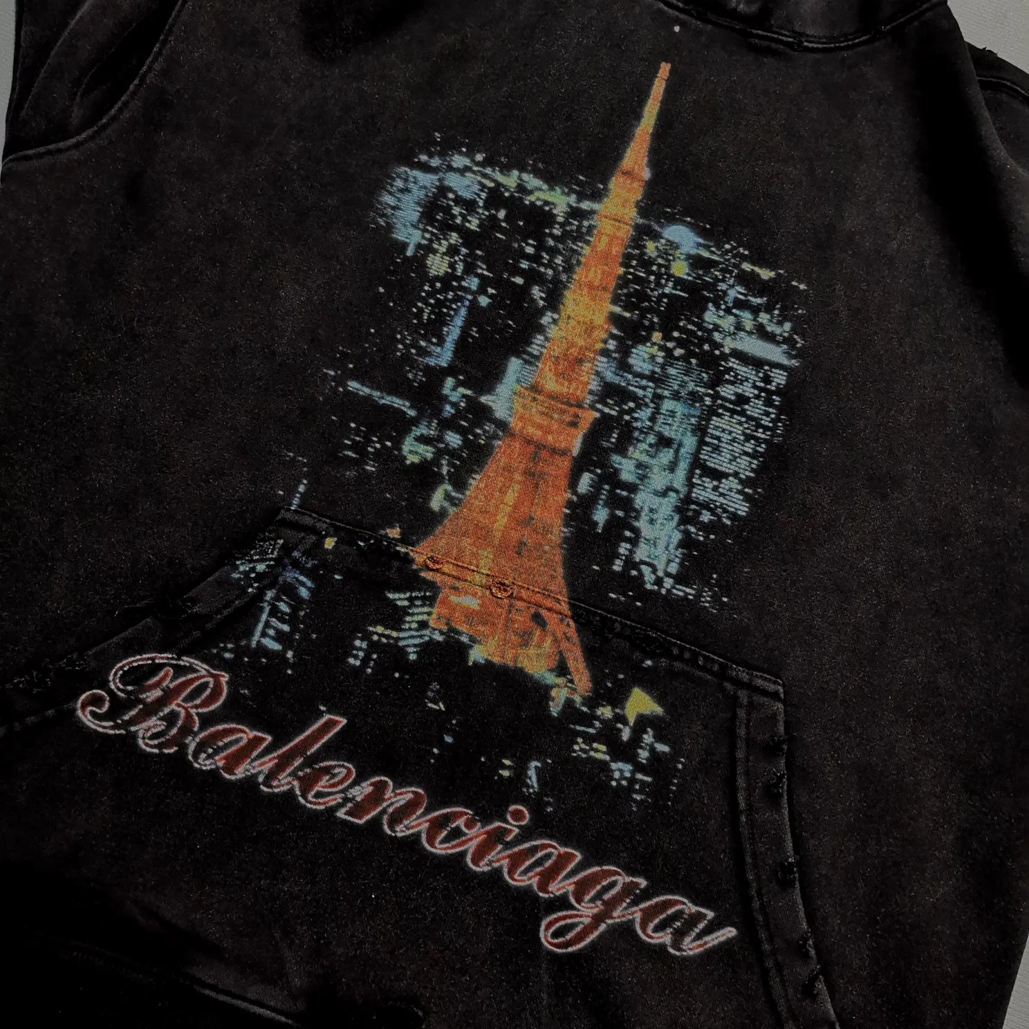 Top version 𝗕𝗮𝗹𝗲𝗻𝗰𝗶𝗮𝗴𝗮/Paris Letters 2024FW Japan Tokyo Tower limited edition front and rear panels direct-print printing worn washed distressed hooded sweatshirt ✅No.1 quality in this market Real ceiling quality ✅All original development attention to detail pictures to avoid mixed distribution of stolen pictures by merchants ✅Correct 450 custom-woven and custom-dyed 100% cotton double yarn compact cotton fabric, soft and comfortable ✅Imported Conley direct-injection printing color ZP consistent, clear and firm without hand feel ✅Custom-dyed threads, no color difference and no deformation, worn details consistent ZP ✅Ready-made garments washed and distressed, overweight craftsmanship, good color fastness, ZP consistent Here I will explain why I am a little more expensive than others, 1. It seems to be a simple printing or embroidery, but it is not simple at all. 10000% imported machine restoration, not just words. Welcome to compare with peers. 2. Each model is produced by the company, and the details of workmanship and fabrics are consistent with the original ones. It is guaranteed that there will be no color difference with the counters. Reproduction is not scary. Whoever is fake will be embarrassed. It’s not shameful to make a replica, it’s shameful if you can’t buy the correct version if you make a replica.  3. Note that the threaded collars are all original collars of certain countries and regions, with high wrapping. The width of the neckline and cabinets are accurate to the millimeter. Thick necklines are not easy to deform. The collars of high-end products are all restored cabinets. They are different from the big collars in the world. Ordinary garbage short-sleeves are printed with a print. The clavicle of the upper body is exposed. Please be patient. Customers who have bought genuine products or have seen genuine products will come back to place orders again. This is quality. This is quality. 4. Different styles of washed wheat main wheat, including imported wheat, have different colors and codes. Really restore the counter. As we all know, Balenciaga's collar labels in each quarter have different English or different colors. This distinguishes fast food from the world's same-colored main wheat washed wheat. 5. Pay attention to the workmanship. The stitching at the neckline has no folds, smooth and natural without overlapping lines, and truly restores this. This is something that many people cannot do. 6. The fabric is made of 450g Paris-specific double yarn. No one can make better fabrics than my family. There is really no way to compare it with the ordinary version on the market. Respect it. It is genuine and costs several thousand yuan. Don’t judge the quality of street stall products. 7. The workmanship is fully restored and the packaging is fully restored. The cost is huge. 8. I guarantee here that this is the highest quality you can find. Size: S-XL P:460