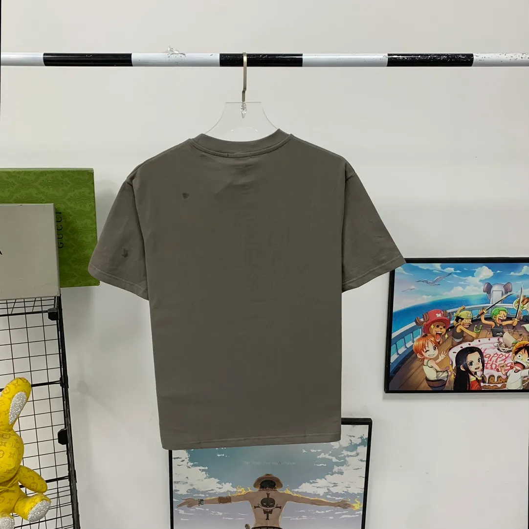 [New arrival] The top tried version BALENCIAGA ✘ Supreme 23Ss joint printed T-shirt short sleeves [2023. The new BALENCIAGA ✘ Supreme launches its first joint series] BALENCIAGA and Supreme launch related joint products. The 2023 spring and summer series will be with you, and it will be possible to once again create the highlight moment of Louis Vuitton x Supreme in 2017. The latest exclusive customized co-branded accessories on the entire network, exclusive co-branded packaging boxes, main mark, hangtag and packaging are all different from other models on the market. The side flag mark is exclusively customized for this collaboration, with double logo red mark, the same style for men and women!  Color Black White Khaki Size XS S M L P:260