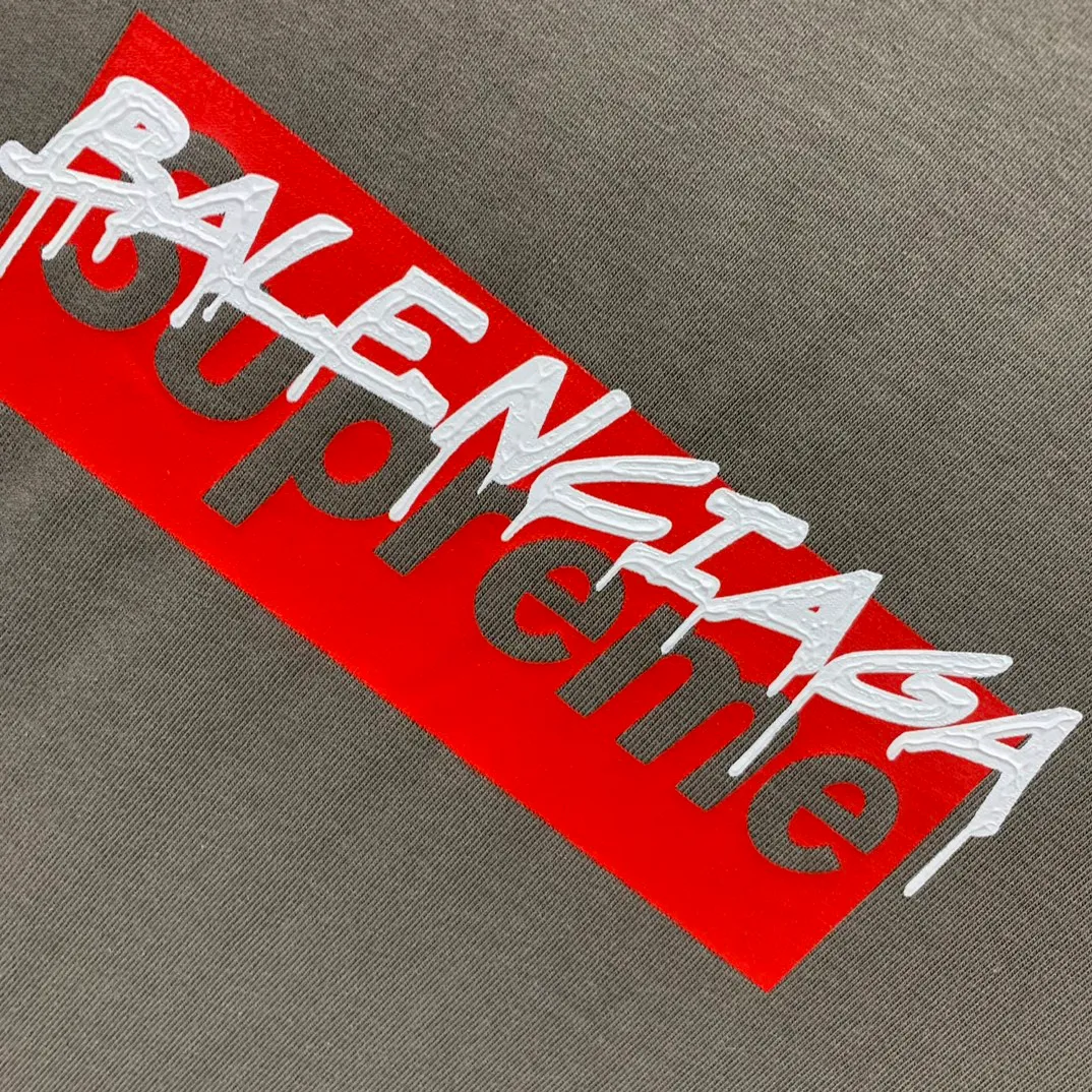 [New arrival] The top tried version BALENCIAGA ✘ Supreme 23Ss joint printed T-shirt short sleeves [2023. The new BALENCIAGA ✘ Supreme launches its first joint series] BALENCIAGA and Supreme launch related joint products. The 2023 spring and summer series will be with you, and it will be possible to once again create the highlight moment of Louis Vuitton x Supreme in 2017. The latest exclusive customized co-branded accessories on the entire network, exclusive co-branded packaging boxes, main mark, hangtag and packaging are all different from other models on the market. The side flag mark is exclusively customized for this collaboration, with double logo red mark, the same style for men and women!  Color Black White Khaki Size XS S M L P:260