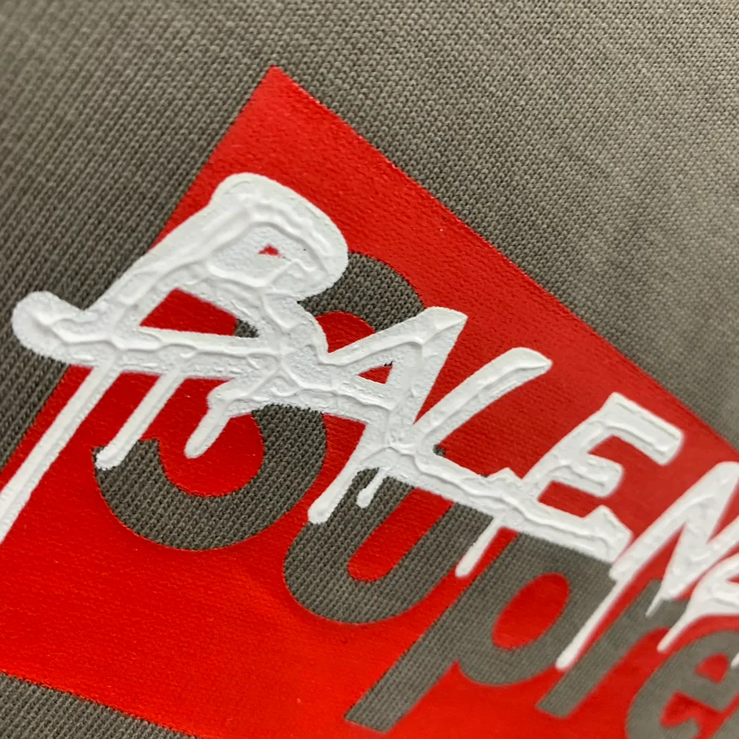 [New arrival] The top tried version BALENCIAGA ✘ Supreme 23Ss joint printed T-shirt short sleeves [2023. The new BALENCIAGA ✘ Supreme launches its first joint series] BALENCIAGA and Supreme launch related joint products. The 2023 spring and summer series will be with you, and it will be possible to once again create the highlight moment of Louis Vuitton x Supreme in 2017. The latest exclusive customized co-branded accessories on the entire network, exclusive co-branded packaging boxes, main mark, hangtag and packaging are all different from other models on the market. The side flag mark is exclusively customized for this collaboration, with double logo red mark, the same style for men and women!  Color Black White Khaki Size XS S M L P:260