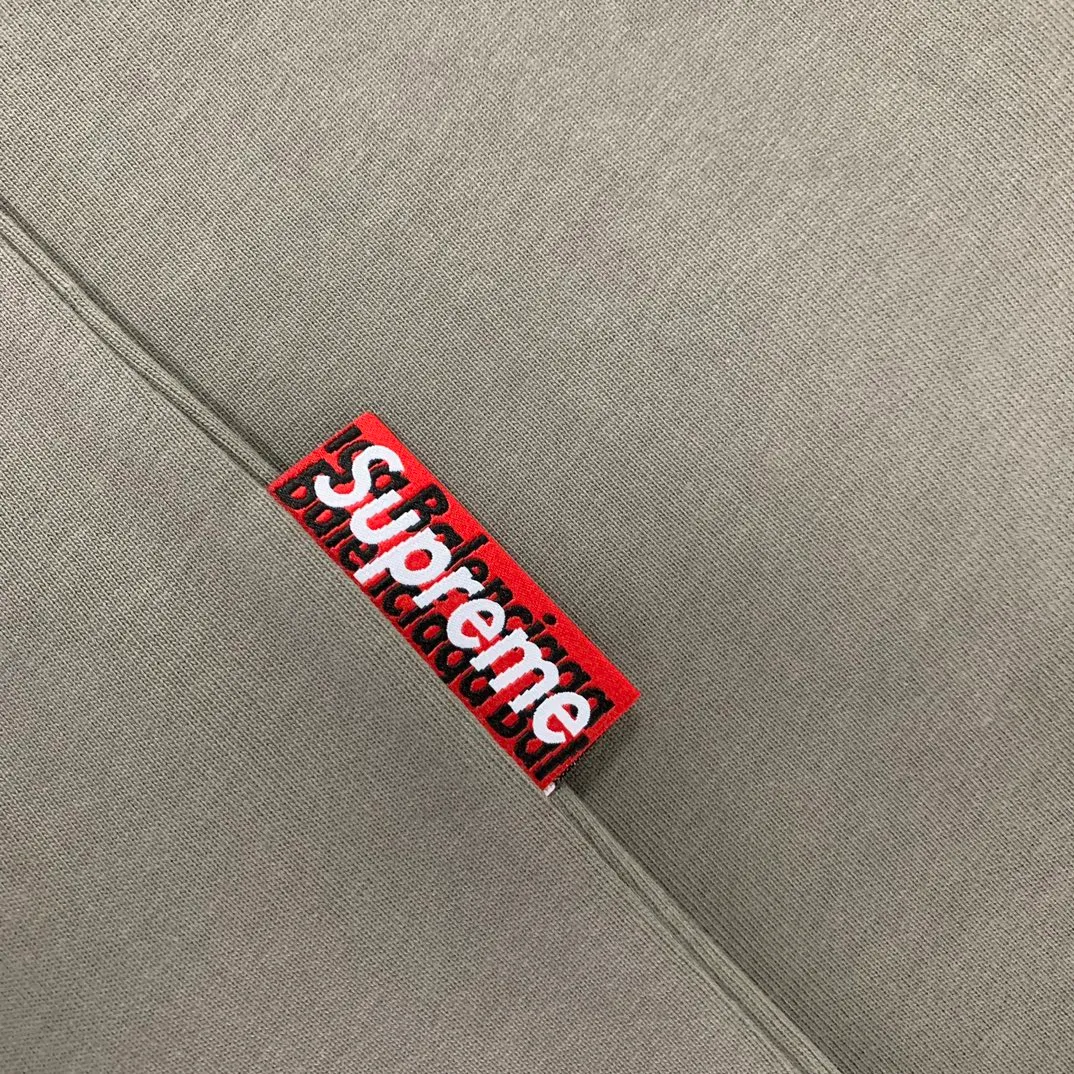 [New arrival] The top tried version BALENCIAGA ✘ Supreme 23Ss joint printed T-shirt short sleeves [2023. The new BALENCIAGA ✘ Supreme launches its first joint series] BALENCIAGA and Supreme launch related joint products. The 2023 spring and summer series will be with you, and it will be possible to once again create the highlight moment of Louis Vuitton x Supreme in 2017. The latest exclusive customized co-branded accessories on the entire network, exclusive co-branded packaging boxes, main mark, hangtag and packaging are all different from other models on the market. The side flag mark is exclusively customized for this collaboration, with double logo red mark, the same style for men and women!  Color Black White Khaki Size XS S M L P:260