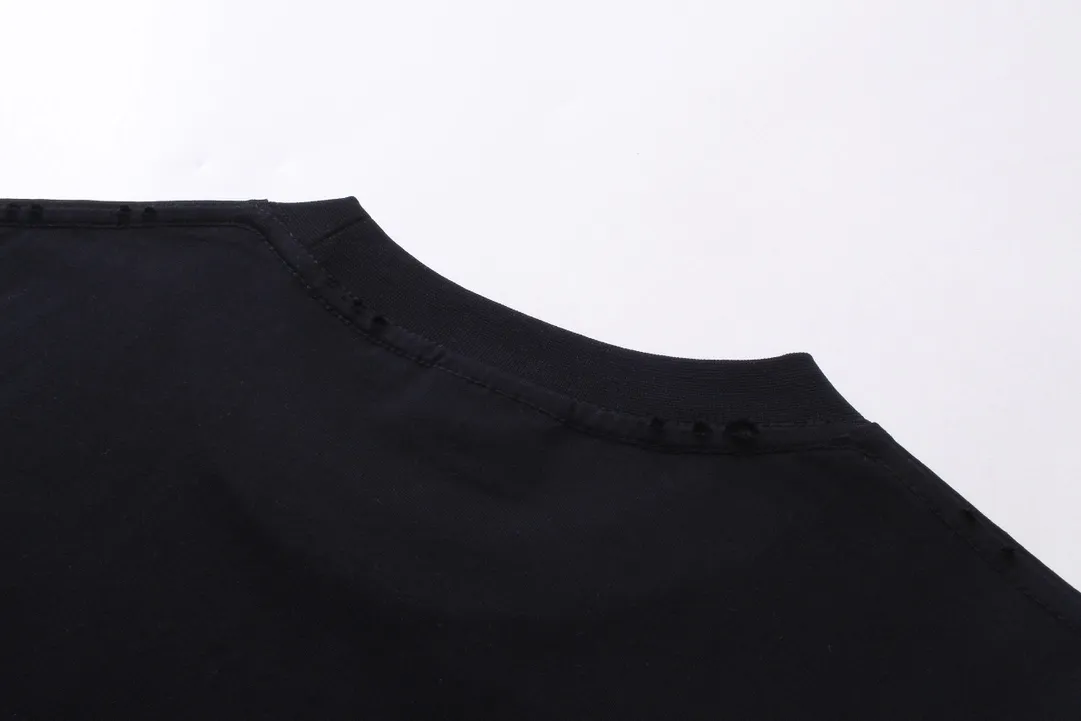🅿️180 real photos [Top version. Official website quality] BALENCI*GA/Paris. SS24 latest model, Paris anti-letter art destruction crack print short-sleeved T-shirt. Brick cabinet synchronization. Genuine product development at the first time, happy to print and compare! The fabric is made of Paris ZP custom-woven and dyed cotton double yarn. Weighing 260 grams, the cloth surface is clean. The cloth pattern is clear, soft and comfortable. The threads are dyed with no color difference. The printing uses environmentally friendly imported materials. The letters are clear and the effect is three-dimensional. The version adopts OS loose shoulder design. Same style for men and women. Code: BL223398 Color: black, white Size: XS S M L