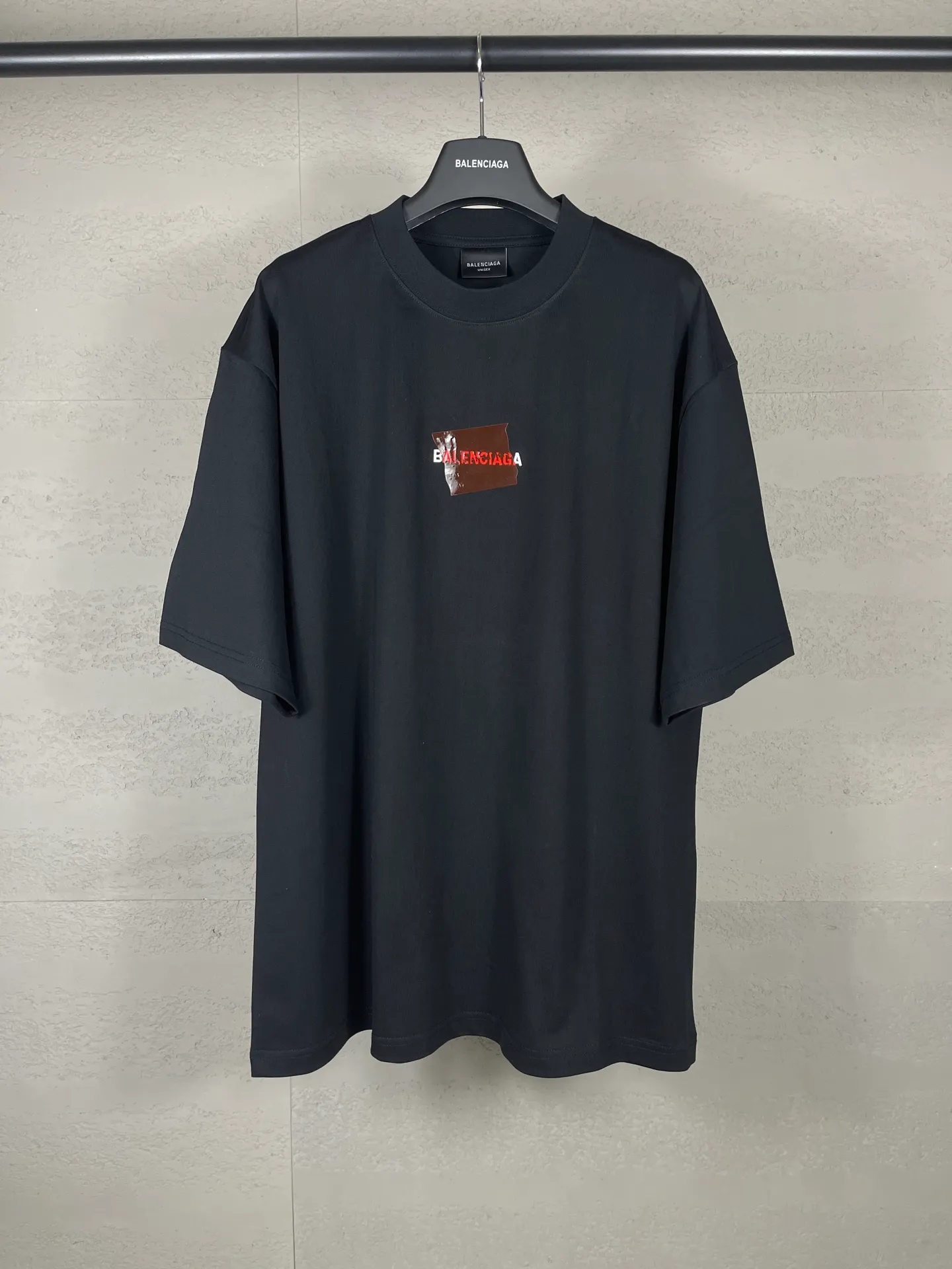 🅿️196 Actual pictures [Top version. Official website quality] BALENCI*GA/Paris #2025 new style front and rear letter LOGO embroidered tape taped short-sleeved T-shirt, full of design. Welcome to compare. The fabric is made of Paris ZP custom-woven and dyed cotton double yarn, weight 260 grams, clean cloth surface, clear cloth pattern, soft and comfortable. The threads are dyed with no color difference. The classic letter LOGO is embroidered with imported Tajima embroidery machine. The tape is stamped with imported transparent glue. The effect is three-dimensional. Restore the brick cabinet, adopt the OS loose shoulder version. Same style for men and women. Code: BL253662 Color: black, sky blue, white, floral gray Size: XS S M L