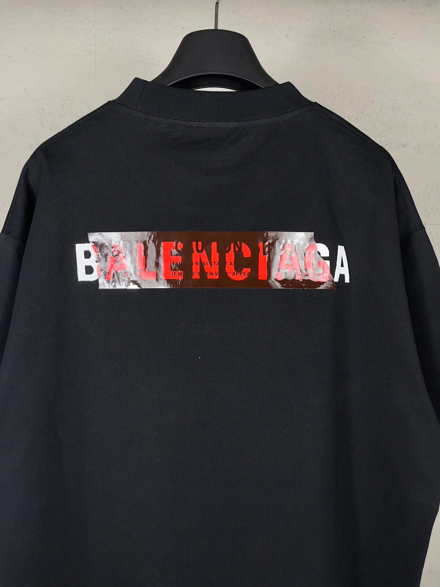 🅿️196 Actual pictures [Top version. Official website quality] BALENCI*GA/Paris #2025 new style front and rear letter LOGO embroidered tape taped short-sleeved T-shirt, full of design. Welcome to compare. The fabric is made of Paris ZP custom-woven and dyed cotton double yarn, weight 260 grams, clean cloth surface, clear cloth pattern, soft and comfortable. The threads are dyed with no color difference. The classic letter LOGO is embroidered with imported Tajima embroidery machine. The tape is stamped with imported transparent glue. The effect is three-dimensional. Restore the brick cabinet, adopt the OS loose shoulder version. Same style for men and women. Code: BL253662 Color: black, sky blue, white, floral gray Size: XS S M L