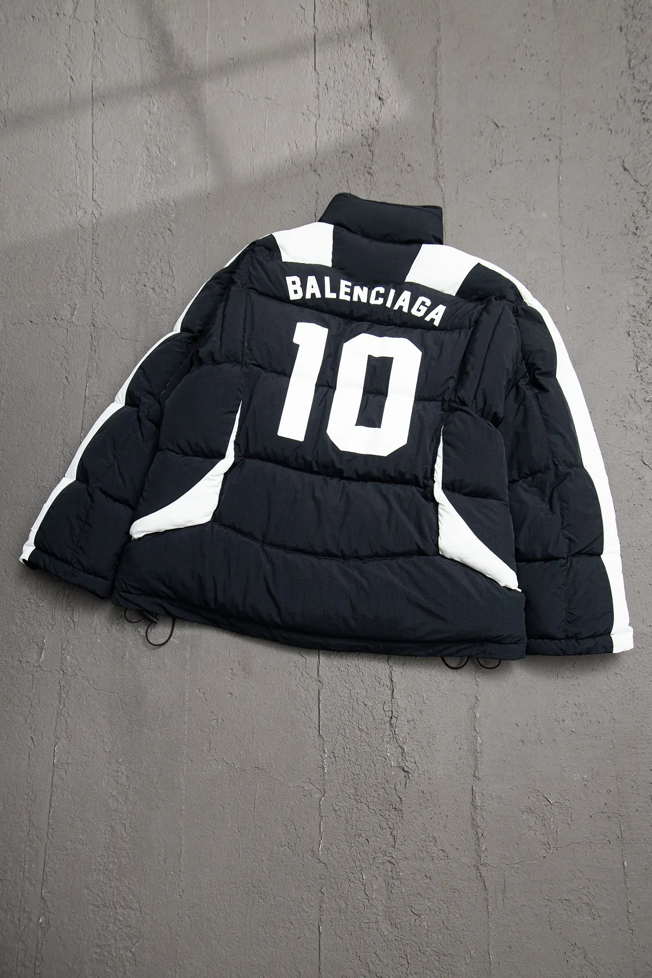 💰760 [Highest version, differentiated currency] Balenciaga / Balenciaga Blcg 24SS Manchester United football No. 10 black and white stitching joint stitching training down jacket, official website synchronized. The surface fabric and lining are made of customized high-density cloud-feel nylon fabric. The fabric has a level 4 water-repellent coating process. The lining is made of double-layer 330 gallbladder. Filled with 600 grams of Xinjiang pearl particle cotton. Extremely full!  The fabrics are the same as the original. Double-layer materials are used. The whole dress is full of style. Professional pattern makers from the original big-name OEM factory make patterns. Laser three-dimensional cutting. Because there are many splicing places, ordinary pattern makers are difficult to handle. Good products are made with care. Good goods take a long time. The whole body embroidery is operated by professional embroidery machines imported from island countries to make the embroidery details reach the top level. The whole body printing parts are operated using imported environmentally friendly offset printing technology. The printing is firm. The whole clothing accessories are molded and customized with hardware zippers and air holes. Double-hole limit buckle All have the same LOGO as the original version. Customized and washed as the original version. Main mark. Brand zipper seal bag. Brand LOGO moisture-proof paper. 3D laser cutting. Double-layer material. 5 meters of cloth for the whole piece. Extremely high cost. Composed of 47 pieces. Very slow production. Zipper pockets on both sides. Elastic cuff design. Imported environmentally friendly glue thermoset ink printing technology. Tajima high-speed embroidery machine embroidery Sporty B. Three-dimensional and full. The cuffs are equipped with new custom football embroidery patches. Customized hardware zippers. Double slider design. Customized original air holes. Customized original logo double-hole limit buckles. Original main mark and washed tag. Brand packaging. Color: black. Size: 46/48/50/52.