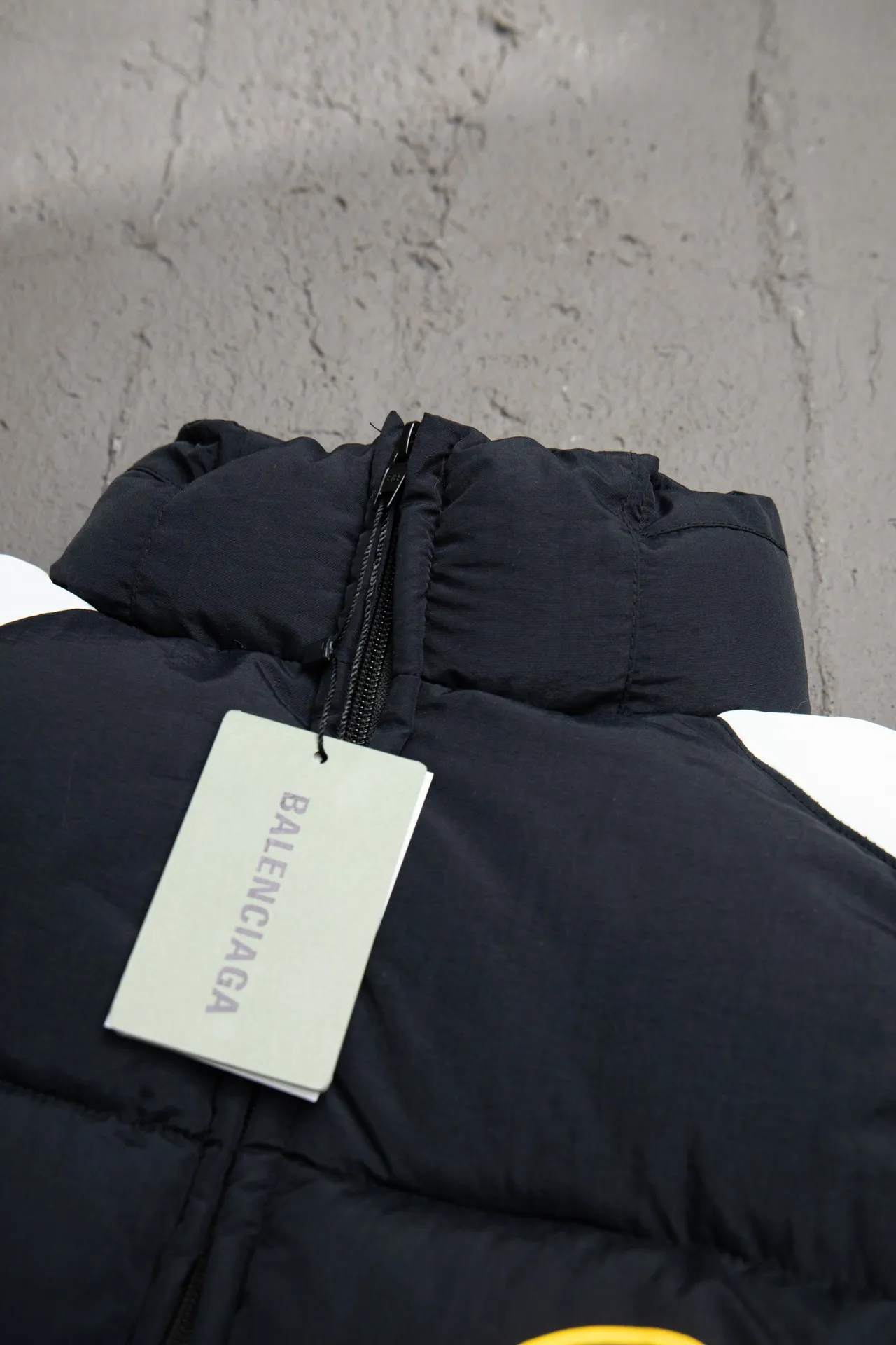 💰760 [Highest version, differentiated currency] Balenciaga / Balenciaga Blcg 24SS Manchester United football No. 10 black and white stitching joint stitching training down jacket, official website synchronized. The surface fabric and lining are made of customized high-density cloud-feel nylon fabric. The fabric has a level 4 water-repellent coating process. The lining is made of double-layer 330 gallbladder. Filled with 600 grams of Xinjiang pearl particle cotton. Extremely full!  The fabrics are the same as the original. Double-layer materials are used. The whole dress is full of style. Professional pattern makers from the original big-name OEM factory make patterns. Laser three-dimensional cutting. Because there are many splicing places, ordinary pattern makers are difficult to handle. Good products are made with care. Good goods take a long time. The whole body embroidery is operated by professional embroidery machines imported from island countries to make the embroidery details reach the top level. The whole body printing parts are operated using imported environmentally friendly offset printing technology. The printing is firm. The whole clothing accessories are molded and customized with hardware zippers and air holes. Double-hole limit buckle All have the same LOGO as the original version. Customized and washed as the original version. Main mark. Brand zipper seal bag. Brand LOGO moisture-proof paper. 3D laser cutting. Double-layer material. 5 meters of cloth for the whole piece. Extremely high cost. Composed of 47 pieces. Very slow production. Zipper pockets on both sides. Elastic cuff design. Imported environmentally friendly glue thermoset ink printing technology. Tajima high-speed embroidery machine embroidery Sporty B. Three-dimensional and full. The cuffs are equipped with new custom football embroidery patches. Customized hardware zippers. Double slider design. Customized original air holes. Customized original logo double-hole limit buckles. Original main mark and washed tag. Brand packaging. Color: black. Size: 46/48/50/52.