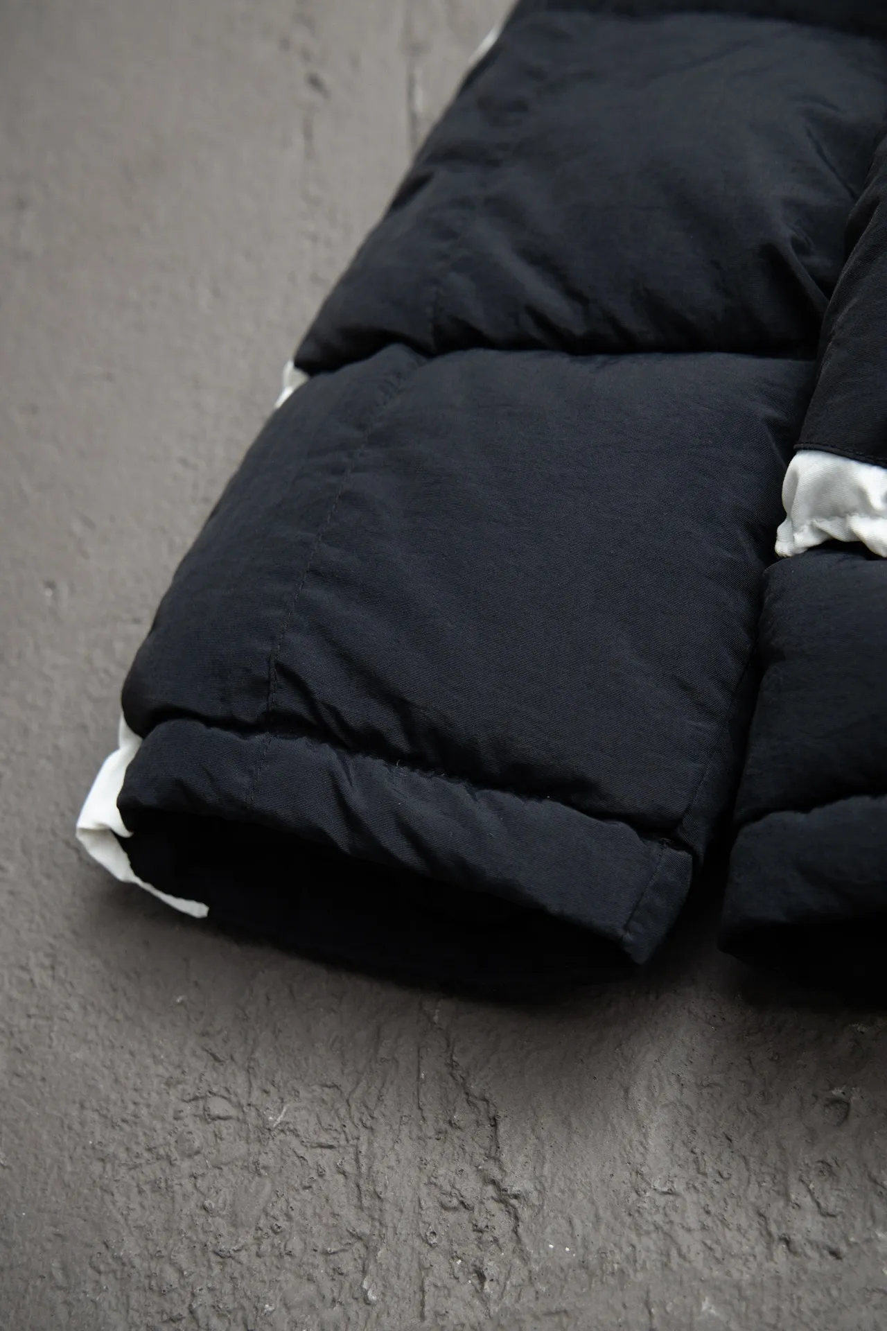 💰760 [Highest version, differentiated currency] Balenciaga / Balenciaga Blcg 24SS Manchester United football No. 10 black and white stitching joint stitching training down jacket, official website synchronized. The surface fabric and lining are made of customized high-density cloud-feel nylon fabric. The fabric has a level 4 water-repellent coating process. The lining is made of double-layer 330 gallbladder. Filled with 600 grams of Xinjiang pearl particle cotton. Extremely full!  The fabrics are the same as the original. Double-layer materials are used. The whole dress is full of style. Professional pattern makers from the original big-name OEM factory make patterns. Laser three-dimensional cutting. Because there are many splicing places, ordinary pattern makers are difficult to handle. Good products are made with care. Good goods take a long time. The whole body embroidery is operated by professional embroidery machines imported from island countries to make the embroidery details reach the top level. The whole body printing parts are operated using imported environmentally friendly offset printing technology. The printing is firm. The whole clothing accessories are molded and customized with hardware zippers and air holes. Double-hole limit buckle All have the same LOGO as the original version. Customized and washed as the original version. Main mark. Brand zipper seal bag. Brand LOGO moisture-proof paper. 3D laser cutting. Double-layer material. 5 meters of cloth for the whole piece. Extremely high cost. Composed of 47 pieces. Very slow production. Zipper pockets on both sides. Elastic cuff design. Imported environmentally friendly glue thermoset ink printing technology. Tajima high-speed embroidery machine embroidery Sporty B. Three-dimensional and full. The cuffs are equipped with new custom football embroidery patches. Customized hardware zippers. Double slider design. Customized original air holes. Customized original logo double-hole limit buckles. Original main mark and washed tag. Brand packaging. Color: black. Size: 46/48/50/52.