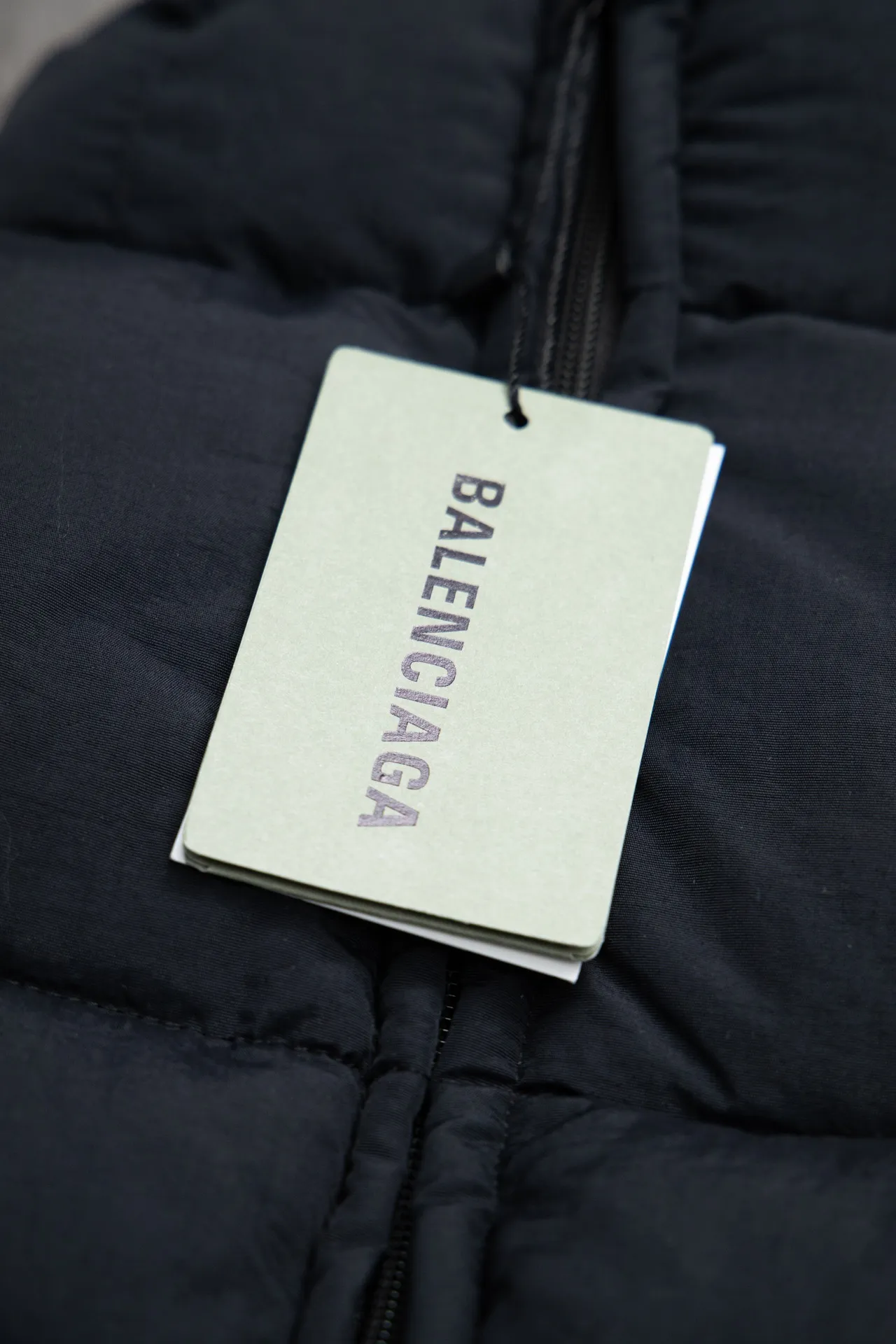💰760 [Highest version, differentiated currency] Balenciaga / Balenciaga Blcg 24SS Manchester United football No. 10 black and white stitching joint stitching training down jacket, official website synchronized. The surface fabric and lining are made of customized high-density cloud-feel nylon fabric. The fabric has a level 4 water-repellent coating process. The lining is made of double-layer 330 gallbladder. Filled with 600 grams of Xinjiang pearl particle cotton. Extremely full!  The fabrics are the same as the original. Double-layer materials are used. The whole dress is full of style. Professional pattern makers from the original big-name OEM factory make patterns. Laser three-dimensional cutting. Because there are many splicing places, ordinary pattern makers are difficult to handle. Good products are made with care. Good goods take a long time. The whole body embroidery is operated by professional embroidery machines imported from island countries to make the embroidery details reach the top level. The whole body printing parts are operated using imported environmentally friendly offset printing technology. The printing is firm. The whole clothing accessories are molded and customized with hardware zippers and air holes. Double-hole limit buckle All have the same LOGO as the original version. Customized and washed as the original version. Main mark. Brand zipper seal bag. Brand LOGO moisture-proof paper. 3D laser cutting. Double-layer material. 5 meters of cloth for the whole piece. Extremely high cost. Composed of 47 pieces. Very slow production. Zipper pockets on both sides. Elastic cuff design. Imported environmentally friendly glue thermoset ink printing technology. Tajima high-speed embroidery machine embroidery Sporty B. Three-dimensional and full. The cuffs are equipped with new custom football embroidery patches. Customized hardware zippers. Double slider design. Customized original air holes. Customized original logo double-hole limit buckles. Original main mark and washed tag. Brand packaging. Color: black. Size: 46/48/50/52.