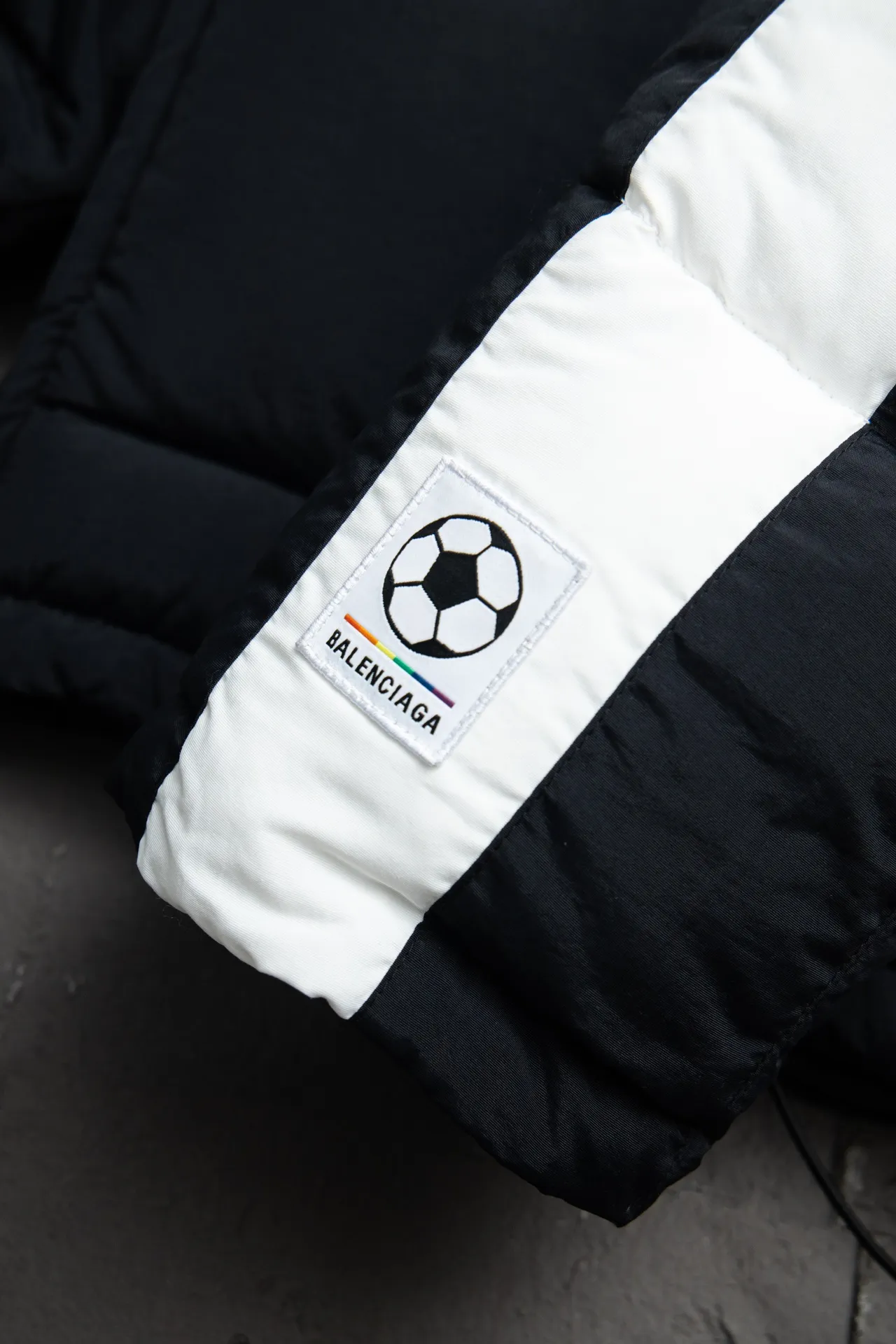 💰760 [Highest version, differentiated currency] Balenciaga / Balenciaga Blcg 24SS Manchester United football No. 10 black and white stitching joint stitching training down jacket, official website synchronized. The surface fabric and lining are made of customized high-density cloud-feel nylon fabric. The fabric has a level 4 water-repellent coating process. The lining is made of double-layer 330 gallbladder. Filled with 600 grams of Xinjiang pearl particle cotton. Extremely full!  The fabrics are the same as the original. Double-layer materials are used. The whole dress is full of style. Professional pattern makers from the original big-name OEM factory make patterns. Laser three-dimensional cutting. Because there are many splicing places, ordinary pattern makers are difficult to handle. Good products are made with care. Good goods take a long time. The whole body embroidery is operated by professional embroidery machines imported from island countries to make the embroidery details reach the top level. The whole body printing parts are operated using imported environmentally friendly offset printing technology. The printing is firm. The whole clothing accessories are molded and customized with hardware zippers and air holes. Double-hole limit buckle All have the same LOGO as the original version. Customized and washed as the original version. Main mark. Brand zipper seal bag. Brand LOGO moisture-proof paper. 3D laser cutting. Double-layer material. 5 meters of cloth for the whole piece. Extremely high cost. Composed of 47 pieces. Very slow production. Zipper pockets on both sides. Elastic cuff design. Imported environmentally friendly glue thermoset ink printing technology. Tajima high-speed embroidery machine embroidery Sporty B. Three-dimensional and full. The cuffs are equipped with new custom football embroidery patches. Customized hardware zippers. Double slider design. Customized original air holes. Customized original logo double-hole limit buckles. Original main mark and washed tag. Brand packaging. Color: black. Size: 46/48/50/52.