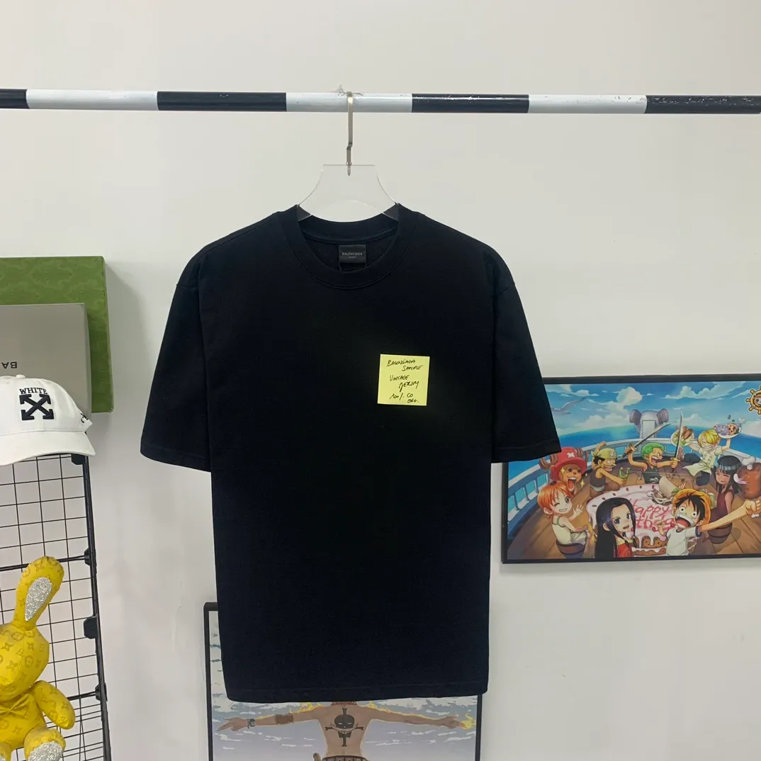 [New arrival] The top version of Balenciaga Paris 23SS waterproof label paper stickers for male and female couples stars, the same style pure cotton short-sleeved, special waterproof material for post-it notes. The correct version of light luxury, super versatile, loved by fashionistas from all walks of life, can be worn by both men and women, and the effect will be great with any combination! Comfortable on the upper body.  ✅The fabric is made of 260g 32-count pure cotton double yarn plain fabric, the threads are dyed in the same vat with zero color difference, three-needle five-thread process, restoring ZP, the sticky notes are made of imported washed label paper and low-temperature TPU hot-melt adhesive composite process. The letters are printed with a laser machine to ensure that they will not rot or fade after washing. After repeated experiments, the laser is positioned at the rated temperature when fitting, and the laminating force is consistent. Please do not pull the sticky notes artificially‼ ️Original P:260 Color: black