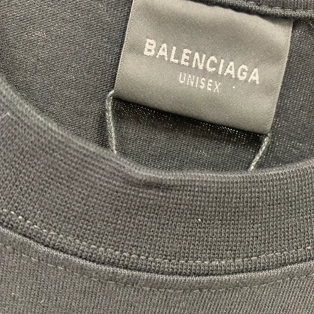 [New arrival] The top version of Balenciaga Paris 23SS waterproof label paper stickers for male and female couples stars, the same style pure cotton short-sleeved, special waterproof material for post-it notes. The correct version of light luxury, super versatile, loved by fashionistas from all walks of life, can be worn by both men and women, and the effect will be great with any combination! Comfortable on the upper body.  ✅The fabric is made of 260g 32-count pure cotton double yarn plain fabric, the threads are dyed in the same vat with zero color difference, three-needle five-thread process, restoring ZP, the sticky notes are made of imported washed label paper and low-temperature TPU hot-melt adhesive composite process. The letters are printed with a laser machine to ensure that they will not rot or fade after washing. After repeated experiments, the laser is positioned at the rated temperature when fitting, and the laminating force is consistent. Please do not pull the sticky notes artificially‼ ️Original P:260 Color: black