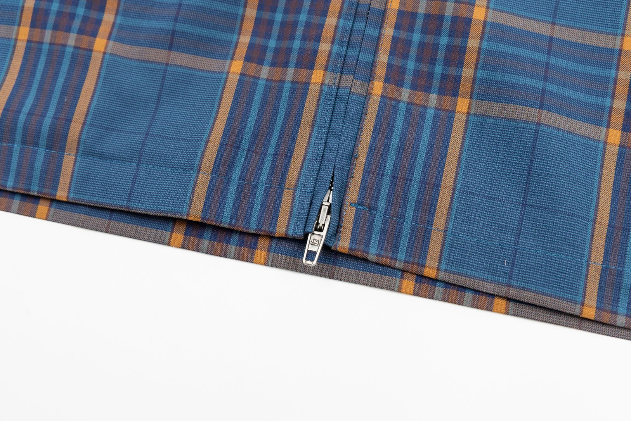 🅿️810 BLCG 25SS Blue Style Zippered Shirt Combining the delicate feel of jacquard fabric, the heavy feel of the double-layer structure and the functional feel of the zipper snap button, this item cleverly blurs the boundaries between shirts, jackets and lightweight coats. It not only retains the shape of a shirt, but also has the practical attributes of a jacket, making it very suitable as an outer layer in spring and autumn or as an inner layer in winter. Using double-layer composite jacquard technology, functional cotton yarns are three-dimensionally woven through an electronic jacquard machine. The plaid pattern is formed at once through the precise interweaving of warp and weft yarns during the weaving process, forming a permanent three-dimensional texture. The double-layer structure not only gives the fabric excellent stiffness and warmth retention properties, but also achieves temperature regulation through the air layer principle. Innovatively adopts the composite design of box-style straight cut and full zipper placket system. The straight hem provides a modern silhouette and ample layering space, while precision zippers replace traditional buttons, which not only enhances wind resistance but also creates smooth visual lines. The shoulders and armholes are three-dimensionally cut to ensure optimal freedom of movement despite the loose silhouette. The chest logo uses a jacquard letter logo to ensure the unity of decoration and function; the engraved four-button system is distributed on the cuffs, pockets and other locations to provide a precise closing experience; all seam interfaces have been strengthened to significantly enhance the durability and professional quality of the item. Size:XS-S-M-L