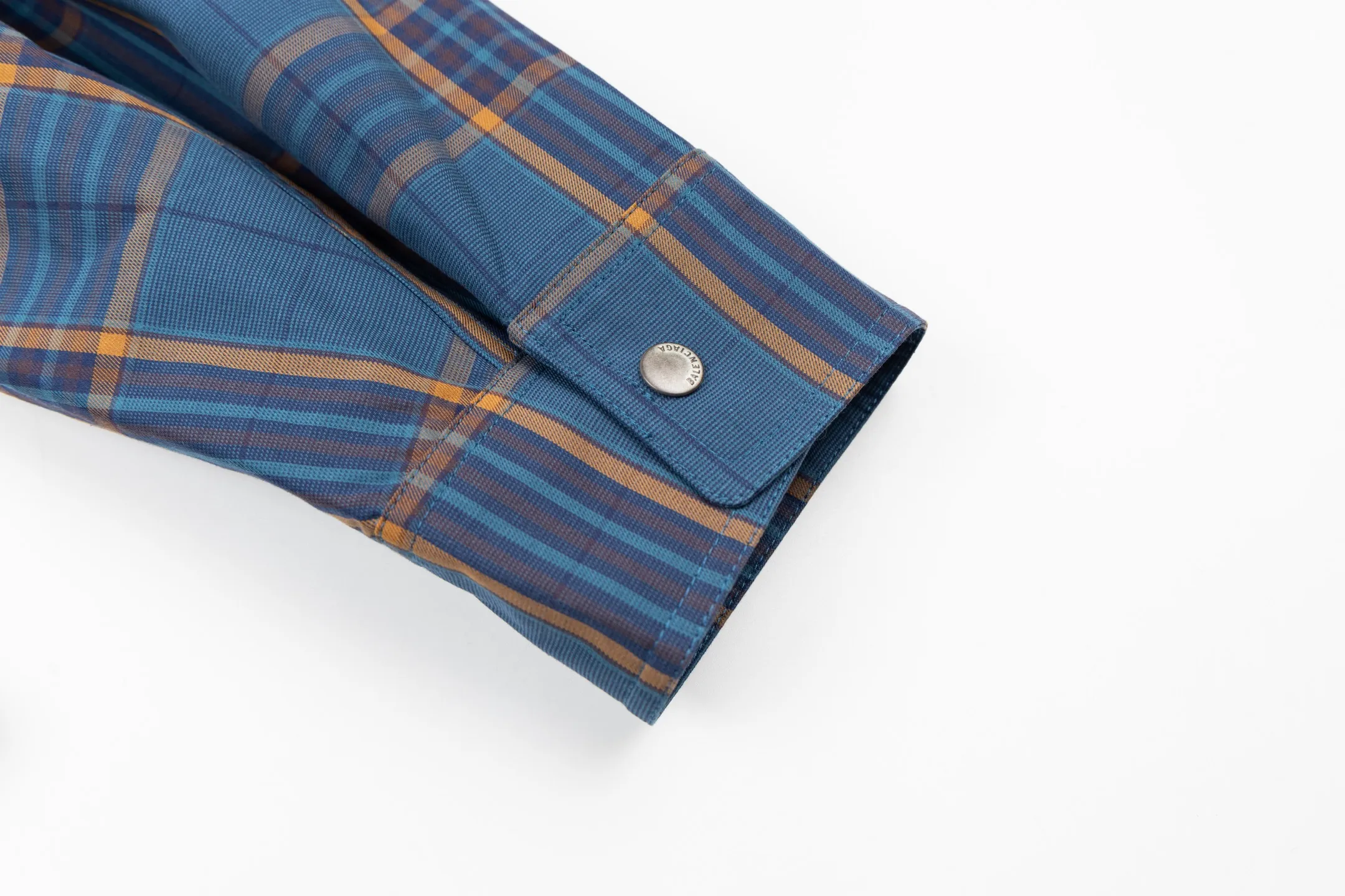 🅿️810 BLCG 25SS Blue Style Zippered Shirt Combining the delicate feel of jacquard fabric, the heavy feel of the double-layer structure and the functional feel of the zipper snap button, this item cleverly blurs the boundaries between shirts, jackets and lightweight coats. It not only retains the shape of a shirt, but also has the practical attributes of a jacket, making it very suitable as an outer layer in spring and autumn or as an inner layer in winter. Using double-layer composite jacquard technology, functional cotton yarns are three-dimensionally woven through an electronic jacquard machine. The plaid pattern is formed at once through the precise interweaving of warp and weft yarns during the weaving process, forming a permanent three-dimensional texture. The double-layer structure not only gives the fabric excellent stiffness and warmth retention properties, but also achieves temperature regulation through the air layer principle. Innovatively adopts the composite design of box-style straight cut and full zipper placket system. The straight hem provides a modern silhouette and ample layering space, while precision zippers replace traditional buttons, which not only enhances wind resistance but also creates smooth visual lines. The shoulders and armholes are three-dimensionally cut to ensure optimal freedom of movement despite the loose silhouette. The chest logo uses a jacquard letter logo to ensure the unity of decoration and function; the engraved four-button system is distributed on the cuffs, pockets and other locations to provide a precise closing experience; all seam interfaces have been strengthened to significantly enhance the durability and professional quality of the item. Size:XS-S-M-L