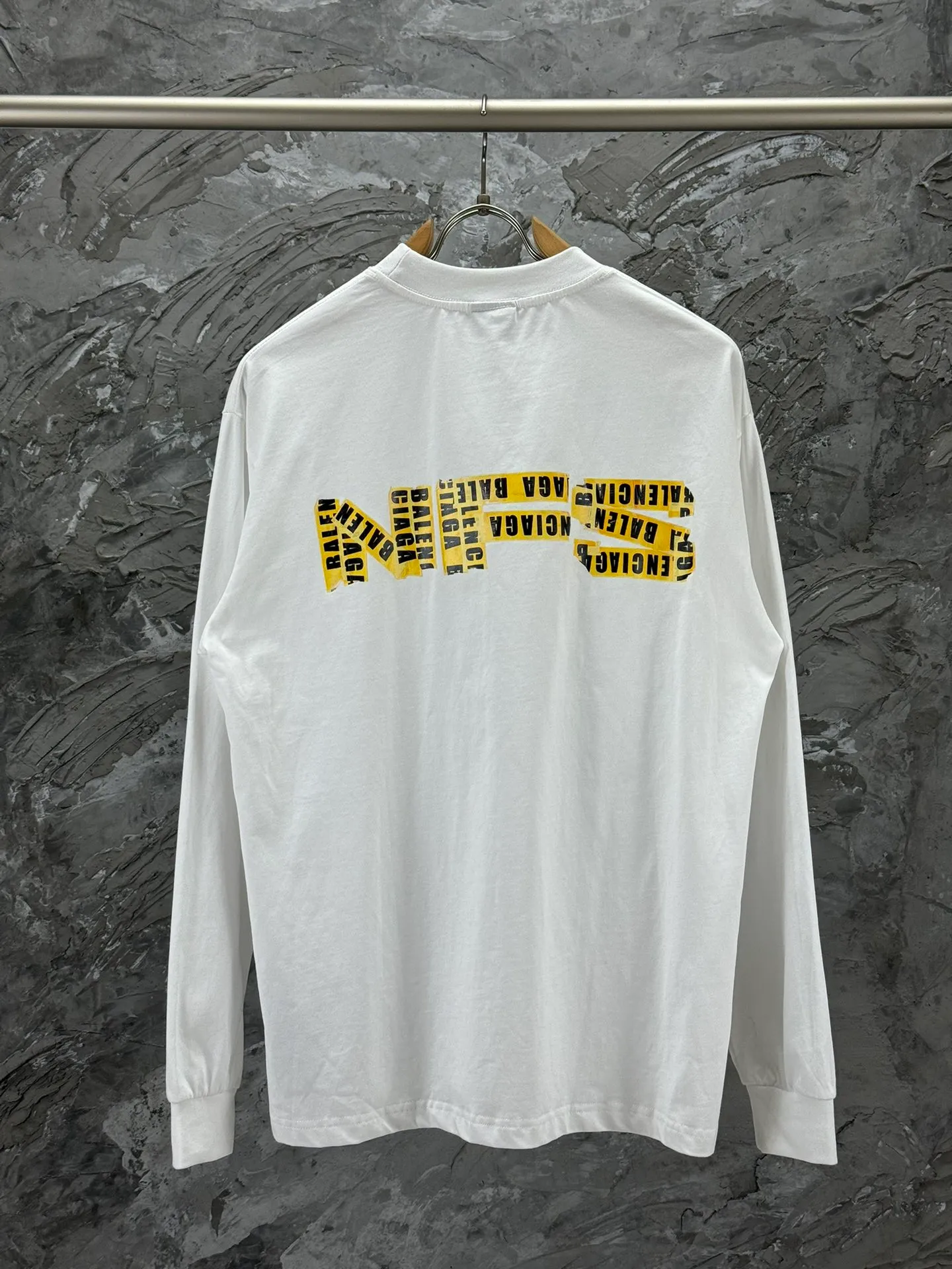 🅿️250 BALENCI*GA Paris ⅹ "Need for Speed: Assemblage" co-branded direct-injection printed long-sleeved fabric uses 280g Paris-specific double yarns with a high weight of 1:1 double yarn rib. The front and rear panels use imported Kornit machine direct-injection printing technology. Two high-temperature setting washes. os dropped shoulders, loose version, same style for men and women -Color: ivory white black -SIZE: XS S M L Style No. 8601#