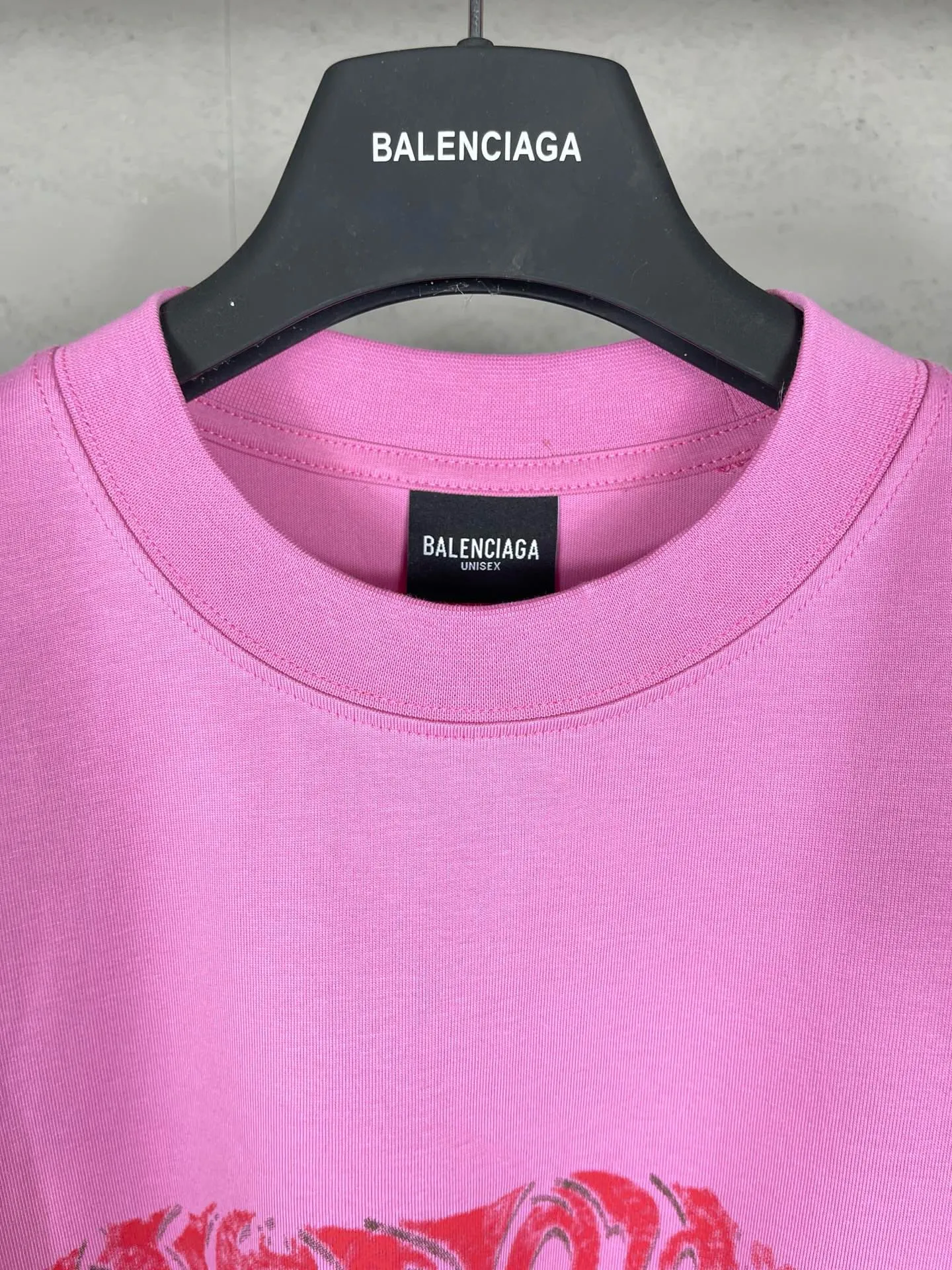 🅿️220 real photos [Top version. Official website quality] BALENCI*GA/Paris. 2024 latest flame graffiti direct-printed long-sleeved T-shirt. Brick cabinet synchronization. ⚠️Difference in market currency. YB development. The fabric is made of Paris ZP custom-woven and dyed 100% cotton double yarn compact cotton. The weight is 260 grams, the cloth surface is clean. The cloth pattern is clear, soft and comfortable. The threads are dyed with no color difference. The front and back printing adopts Kornit direct-printing printing pattern and adopts OS loose shoulder-dropping pattern. Same style for men and women. Code: BL225013 Color: dark gray blue, pink. Size: XS S M L
