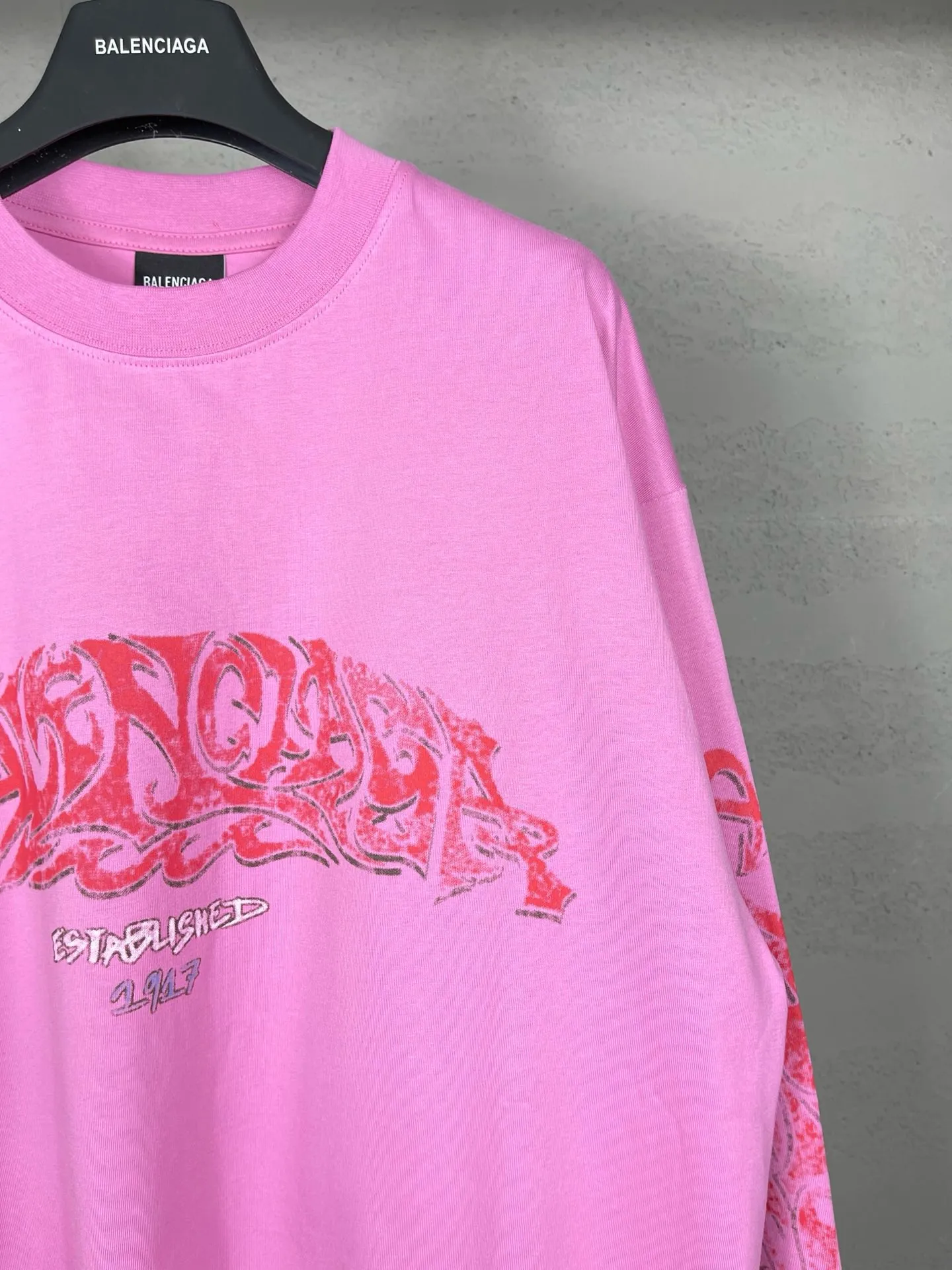 🅿️220 real photos [Top version. Official website quality] BALENCI*GA/Paris. 2024 latest flame graffiti direct-printed long-sleeved T-shirt. Brick cabinet synchronization. ⚠️Difference in market currency. YB development. The fabric is made of Paris ZP custom-woven and dyed 100% cotton double yarn compact cotton. The weight is 260 grams, the cloth surface is clean. The cloth pattern is clear, soft and comfortable. The threads are dyed with no color difference. The front and back printing adopts Kornit direct-printing printing pattern and adopts OS loose shoulder-dropping pattern. Same style for men and women. Code: BL225013 Color: dark gray blue, pink. Size: XS S M L