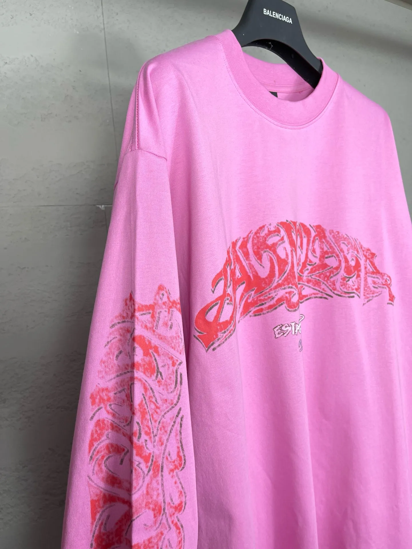 🅿️220 real photos [Top version. Official website quality] BALENCI*GA/Paris. 2024 latest flame graffiti direct-printed long-sleeved T-shirt. Brick cabinet synchronization. ⚠️Difference in market currency. YB development. The fabric is made of Paris ZP custom-woven and dyed 100% cotton double yarn compact cotton. The weight is 260 grams, the cloth surface is clean. The cloth pattern is clear, soft and comfortable. The threads are dyed with no color difference. The front and back printing adopts Kornit direct-printing printing pattern and adopts OS loose shoulder-dropping pattern. Same style for men and women. Code: BL225013 Color: dark gray blue, pink. Size: XS S M L
