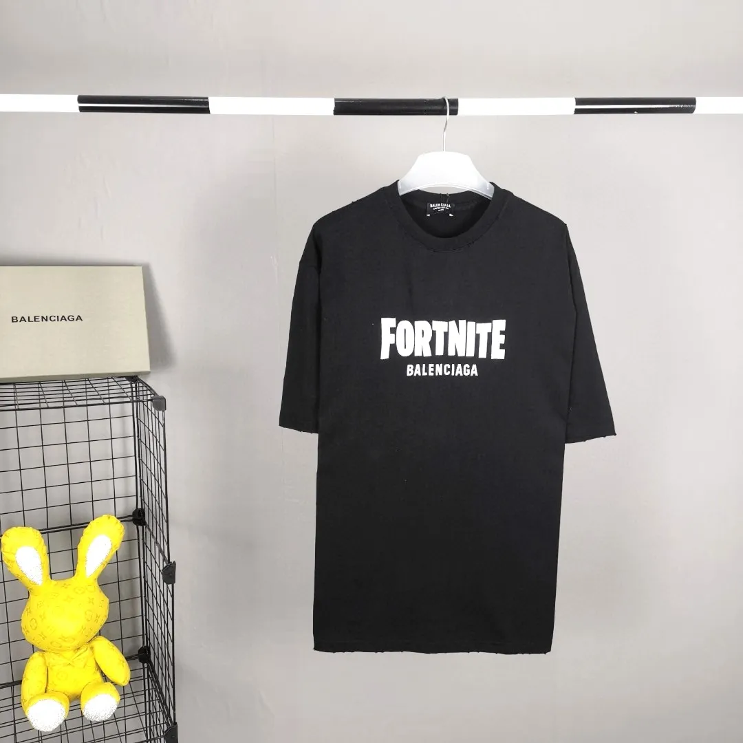 The top tested version of BALENCIAGA FORTNITE Ten Thousand Needle Embroidery for Male and Female Couples is the same pure cotton loose short-sleeved T-shirt. The printing on the front and back all uses 3S cherry blossom thread, and the machine uses Tajima embroidery machine imported from Japan. You can see the accuracy of the embroidery. There are no connecting lines between each letter, and the mold is arranged separately. Each letter/word is a printing group. The thread is cut after being embroidered, and there is absolutely no connecting line to embroider the next group. Therefore, the overall printing is refreshing and clear. The cost is huge, and the front and back printing takes an average of 10 minutes per set. One machine can produce 6 pieces per hour. The fabric is made of 24S 260g double yarn cotton fabric, which is full of drape and has good sweat absorption and breathability. Color: black, red Size: XS-L P:280