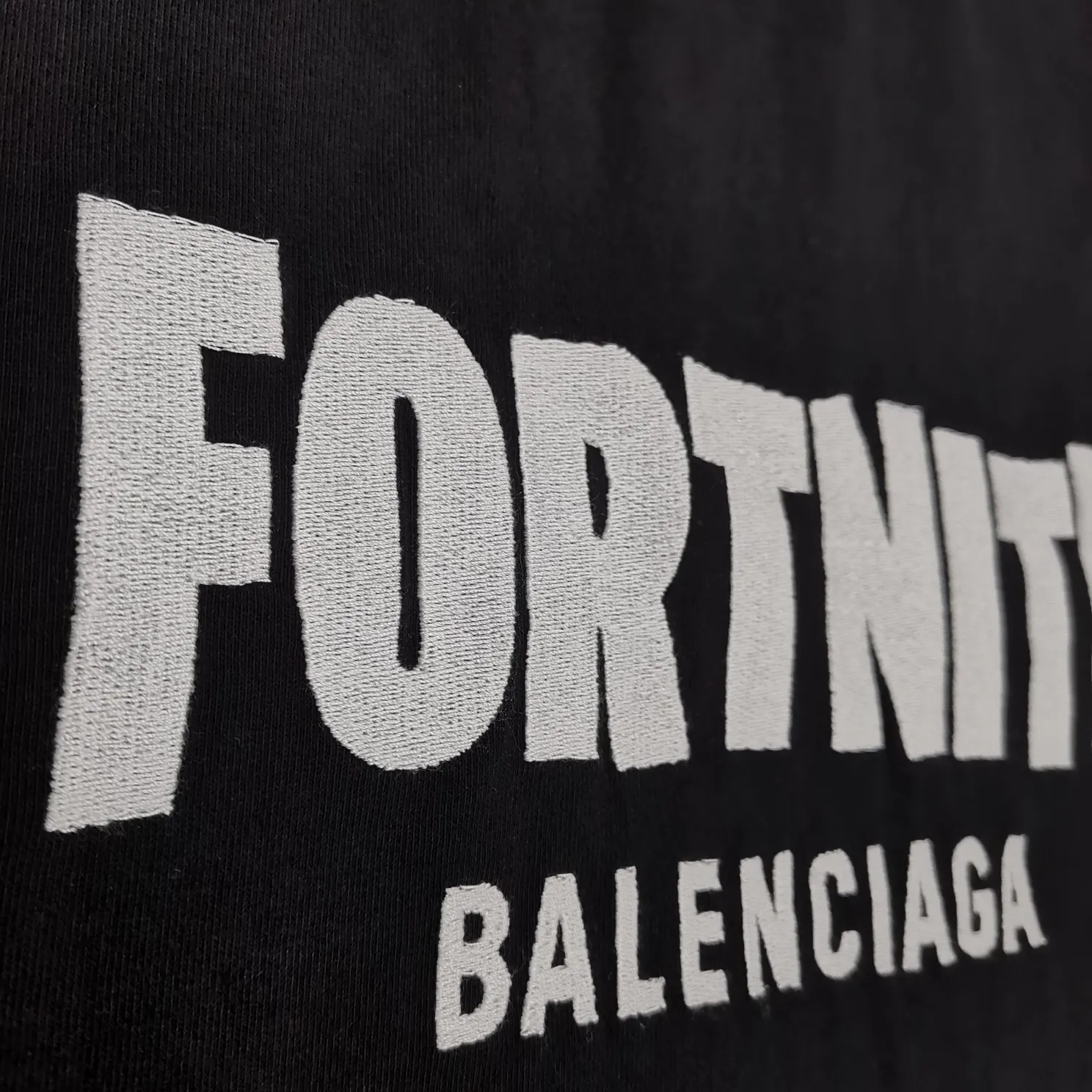 The top tested version of BALENCIAGA FORTNITE Ten Thousand Needle Embroidery for Male and Female Couples is the same pure cotton loose short-sleeved T-shirt. The printing on the front and back all uses 3S cherry blossom thread, and the machine uses Tajima embroidery machine imported from Japan. You can see the accuracy of the embroidery. There are no connecting lines between each letter, and the mold is arranged separately. Each letter/word is a printing group. The thread is cut after being embroidered, and there is absolutely no connecting line to embroider the next group. Therefore, the overall printing is refreshing and clear. The cost is huge, and the front and back printing takes an average of 10 minutes per set. One machine can produce 6 pieces per hour. The fabric is made of 24S 260g double yarn cotton fabric, which is full of drape and has good sweat absorption and breathability. Color: black, red Size: XS-L P:280