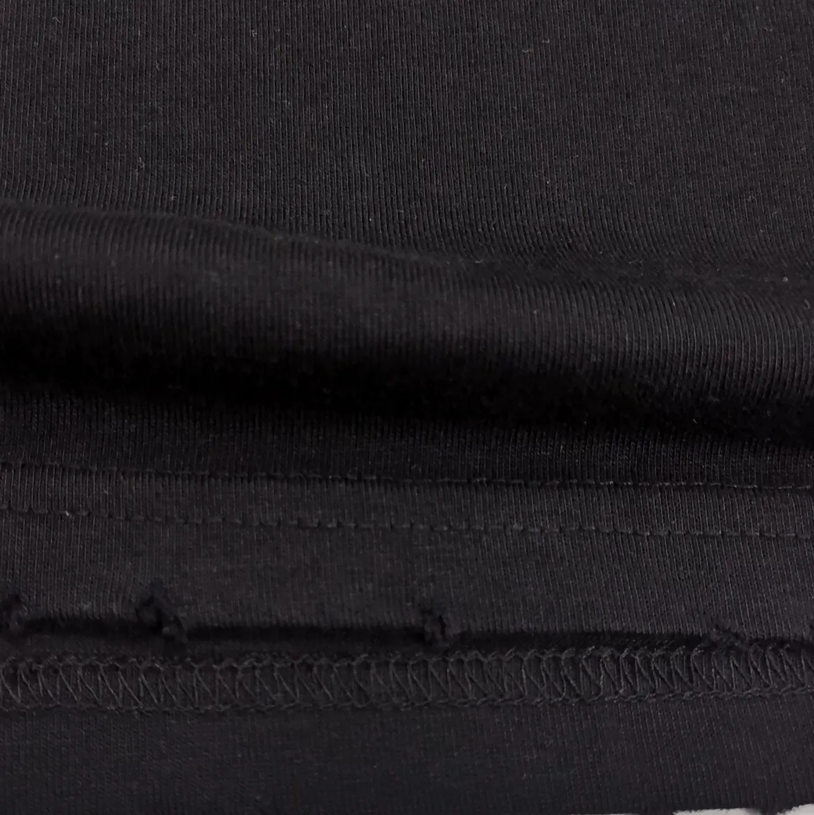The top tested version of BALENCIAGA FORTNITE Ten Thousand Needle Embroidery for Male and Female Couples is the same pure cotton loose short-sleeved T-shirt. The printing on the front and back all uses 3S cherry blossom thread, and the machine uses Tajima embroidery machine imported from Japan. You can see the accuracy of the embroidery. There are no connecting lines between each letter, and the mold is arranged separately. Each letter/word is a printing group. The thread is cut after being embroidered, and there is absolutely no connecting line to embroider the next group. Therefore, the overall printing is refreshing and clear. The cost is huge, and the front and back printing takes an average of 10 minutes per set. One machine can produce 6 pieces per hour. The fabric is made of 24S 260g double yarn cotton fabric, which is full of drape and has good sweat absorption and breathability. Color: black, red Size: XS-L P:280