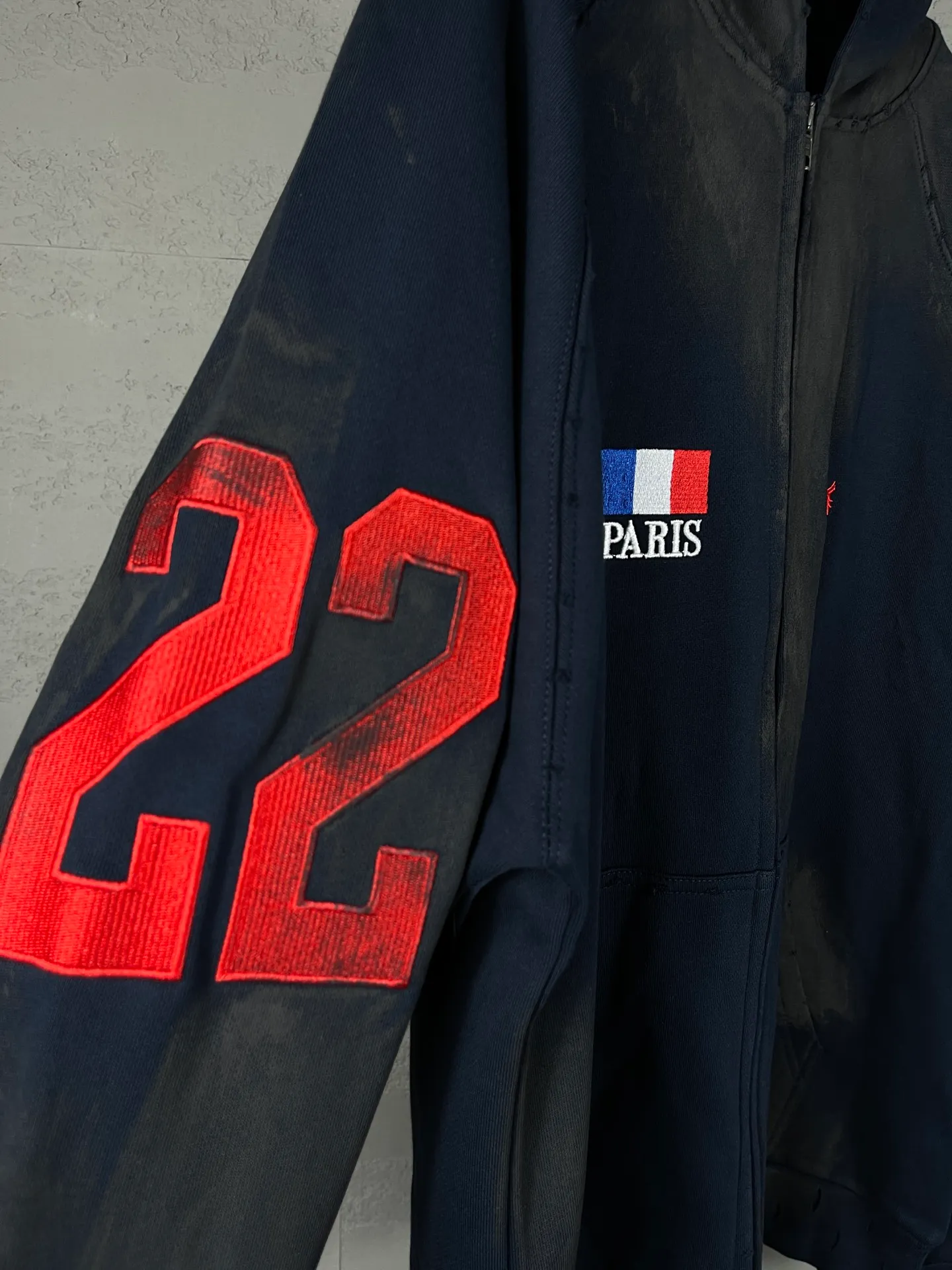 🅿️416 Real photos [Top version. Official website quality] BALENCI*GA/Paris. New model, 22 Mustang polo embroidery, flag zipper hooded jacket, ready-to-wear frayed hand-painted overweight craftsmanship, embroidery using imported machine embroidery, high-density embroidery, pattern and logo more three-dimensional. The back is printed with imported glue. The finished product is hand-polished and hand-painted. The autumn and winter brick cabinets are synchronized. The fabric is made of Paris ZP custom-woven and dyed cotton double-yarn large parka. The net weight is 450 grams. The cloth surface is clean. The cloth pattern is clear, soft and comfortable. The threads are dyed with no color difference. Restored brick cabinets. The version adopts OS loose shoulder design. Same style for men and women. Code: BL238063 Color: Dark Blue Size: XS S M L