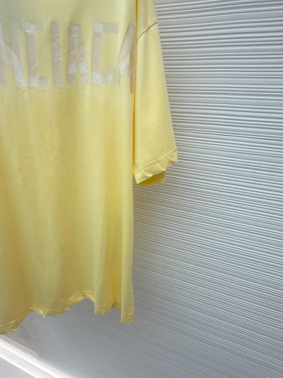 Balenciaga Masking Tape Short Sleeves ●Authentic product: Purchased and developed by 7209 ●Item No.: 1680955-A35 ●Fabric: Ribbed process ●Technology: Washed and brushed ●Version: Fitted version ●Weight: about 270 grams ●Size: 1-2-3-4 ●Description: The sleeves and hem are worn with a frayed effect. The inner lining is clean, no ends, no excess edges, the shoulders are frayed, and the stitching is straight. Three-needle and five-thread craftsmanship. The shoulders are lined with taping. The fabric is made of distressed washed and brushed technology. The collar is designed with frayed holes. The ribbed fabric is custom-woven and dyed. The color is consistent and there is no color difference. Masking tape letters are used on the chest. The overall process of heavy craftsmanship. The washed fabric is comfortable and soft. The effect is worn and washed. The letters on the back are manually counter-positioned and shaped with a hot plate for glue printing. The overall wiring is straight and delicate, the fabric is comfortable and soft, and the color is consistent without color difference. It can be matched with the same style to create a fashionable look and control various occasions. Customized accessories, complete with three standards, same style for men and women!