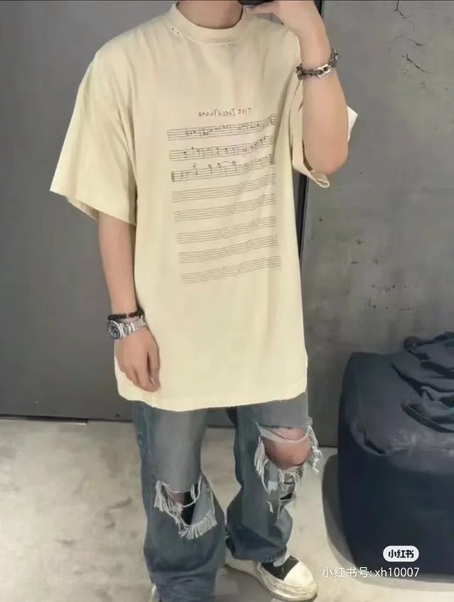 🎀Hot model pictures🎀[Updated] Top tested version - BALENCIAGA - Balenciaga 2024 limited edition musical note short-sleeved T-shirt. angelo badalamenti music special. Original development of custom-woven fabric process, washing process, high gram weight 300 grams of fabric, full texture, clean cloth surface, soft and comfortable. Solona thread dyeing without color difference, front and rear musical note printing, standard printing fraying process, highlighting the craftsmanship of short sleeves Precision mesh production stencil, imported environmentally friendly slurry scraping, letters clearly restored, letter spacing, size consistent with the original version, Os drop shoulder loose version, spring and summer latest brick cabinet synchronization, same style for men and women, color: apricot, size: XS to L, P: 260