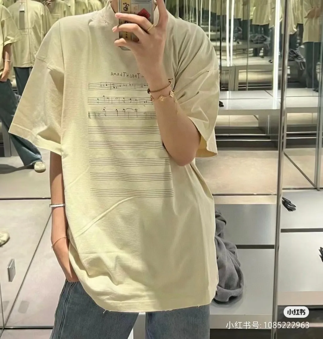 🎀Hot model pictures🎀[Updated] Top tested version - BALENCIAGA - Balenciaga 2024 limited edition musical note short-sleeved T-shirt. angelo badalamenti music special. Original development of custom-woven fabric process, washing process, high gram weight 300 grams of fabric, full texture, clean cloth surface, soft and comfortable. Solona thread dyeing without color difference, front and rear musical note printing, standard printing fraying process, highlighting the craftsmanship of short sleeves Precision mesh production stencil, imported environmentally friendly slurry scraping, letters clearly restored, letter spacing, size consistent with the original version, Os drop shoulder loose version, spring and summer latest brick cabinet synchronization, same style for men and women, color: apricot, size: XS to L, P: 260
