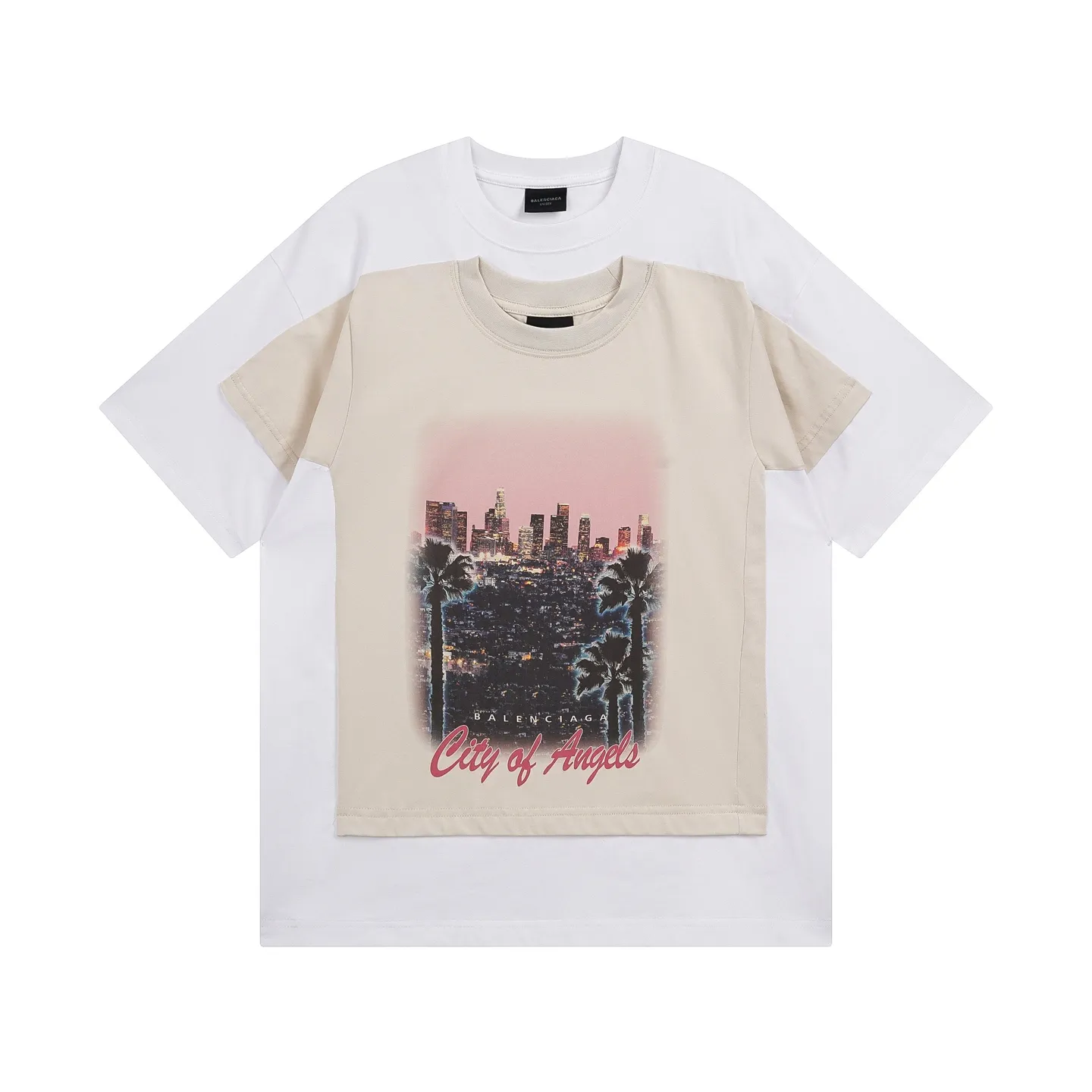 🅿️226 Actual pictures [Top version. Official website quality] BALENCI*GA/25 new model. The front is directly printed with the Los Angeles night scene, overlapping double-layer short-sleeved T-shirt #overlapping dark line stitching, the latest SS25 style with super heavy craftsmanship. Research and development at the first time, different market currencies. Comparisons welcome. The fabric is made of Paris ZP custom-woven and dyed cotton double yarn. Weighing 260 grams, the cloth surface is clean. The cloth pattern is clear, soft and comfortable. The threads are dyed with no color difference. Printing adopts computer direct printing. Jubie market currency. Welcome to compare. The version adopts OS loose shoulder design. Same style for men and women. Code: BL253710 Color: White Size: XS S M L