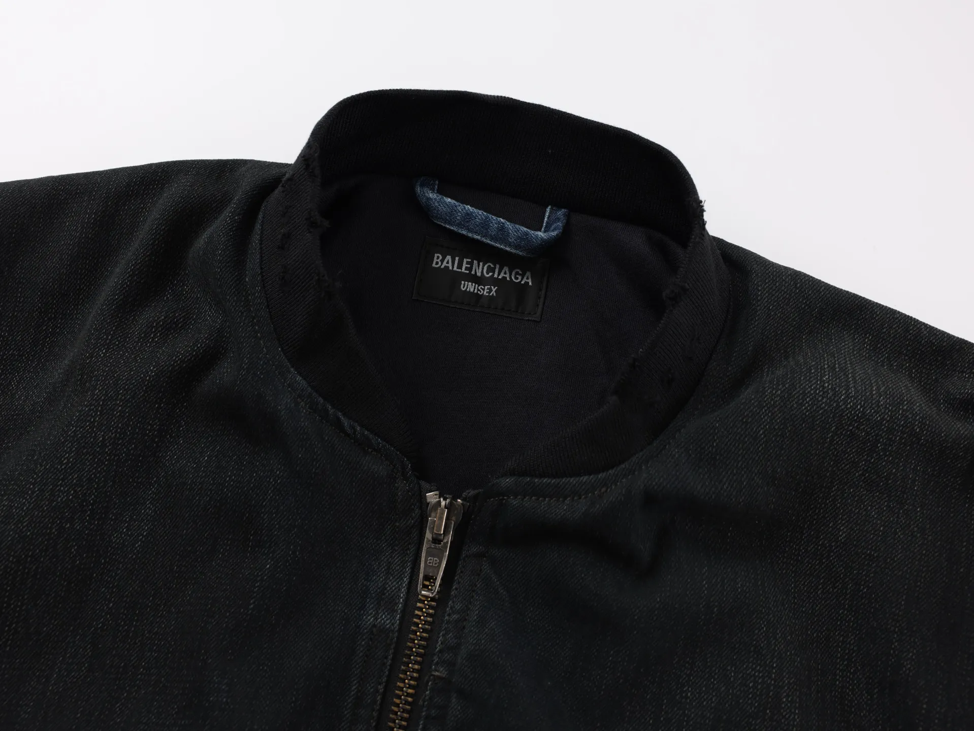 🅿️1220 [Exclusive supply] BLCG 25FW show style mud-dyed denim cotton jacket. The fabric is made of 100% pure cotton denim fabric. This denim fabric itself is thick. After multiple processes, the texture is also soft and comfortable. The denim fabric also has good wear resistance and durability‌ The dark green oxidized wash effect is created through the washing and fading process. The inner filling is the same 3000D Xinjiang cotton as the original and matched with 1400D needle cotton. Because it is a unique combination of ingredients, it must be customized separately. It requires a minimum order quantity of nearly 100 rolls before it is made in the factory. It is exclusive to the entire network. Size:XS/S/M/L