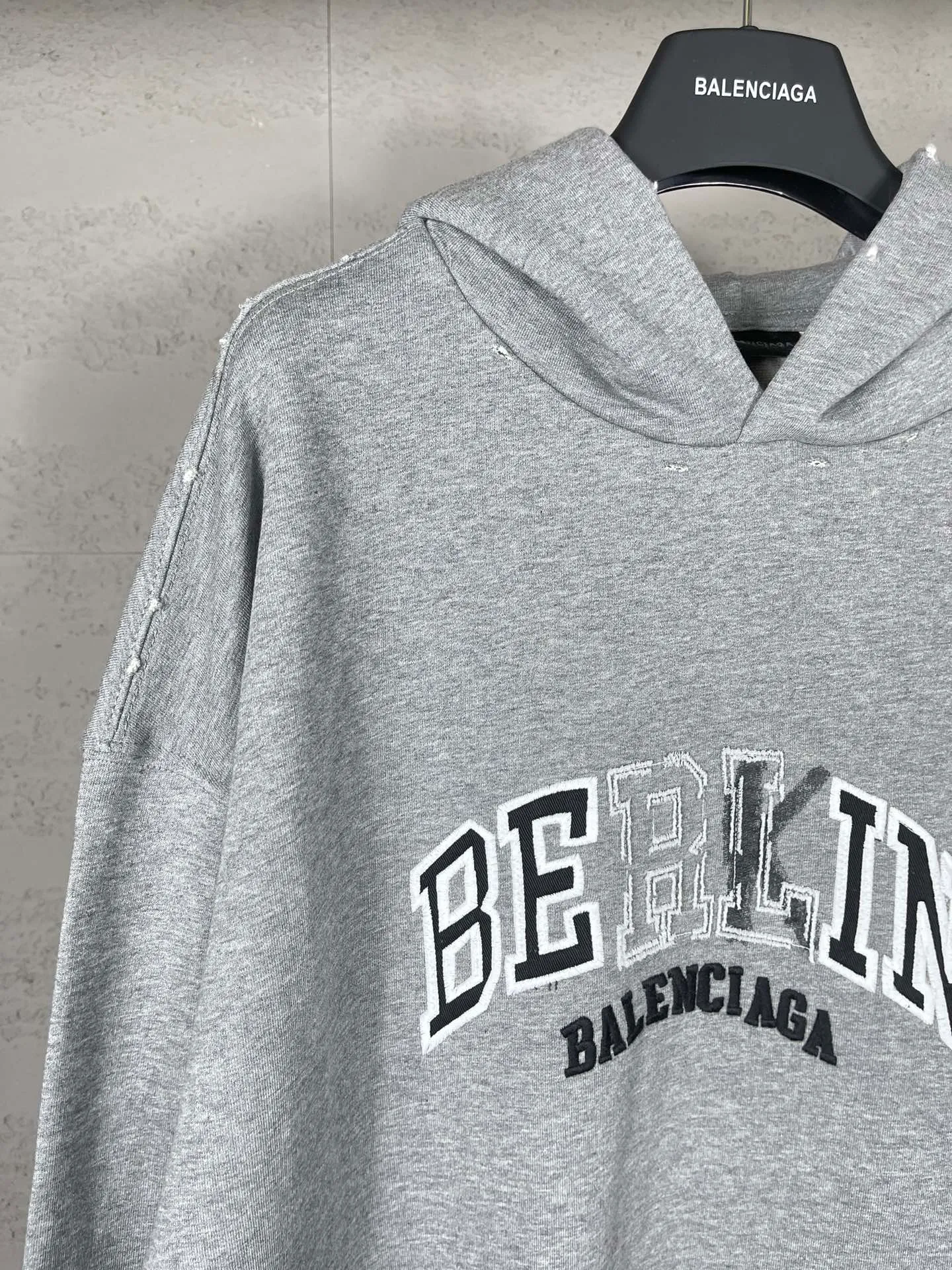 🅿️330 real photos [Top version. Official website quality] BALENCI*GA/Paris BALENCI*GA#2024 latest model, classic letter LOGO graffiti. Toothbrush embroidery ready-to-wear distressed hooded sweatshirt. Brick cabinet synchronization. Genuine products are developed and developed in the first time. Welcome to compare! The fabric is made of Paris ZP custom-woven and dyed cotton sweatshirt. The weight is 450 grams. The cloth surface is clean. The cloth pattern is clear. It is soft and comfortable. It has good color fastness and is not easy to change color. The threads are woven and dyed with no color difference. The embroidery is done using imported Tajima embroidery machines. Over 10W needlework and extremely complex craftsmanship. The effect is three-dimensional and the lines are clear. No rough edges and lines. Ultra-high-tech embroidery. The hand-painted worn-out effect of ready-made garments. The version adopts OS loose shoulder design. Same style for men and women. Code: BL238030 Color: Dark blue gray. Floral gray. Washed blue Size: XS S M L