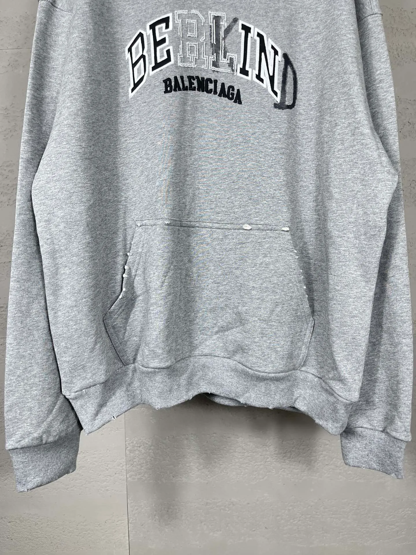 🅿️330 real photos [Top version. Official website quality] BALENCI*GA/Paris BALENCI*GA#2024 latest model, classic letter LOGO graffiti. Toothbrush embroidery ready-to-wear distressed hooded sweatshirt. Brick cabinet synchronization. Genuine products are developed and developed in the first time. Welcome to compare! The fabric is made of Paris ZP custom-woven and dyed cotton sweatshirt. The weight is 450 grams. The cloth surface is clean. The cloth pattern is clear. It is soft and comfortable. It has good color fastness and is not easy to change color. The threads are woven and dyed with no color difference. The embroidery is done using imported Tajima embroidery machines. Over 10W needlework and extremely complex craftsmanship. The effect is three-dimensional and the lines are clear. No rough edges and lines. Ultra-high-tech embroidery. The hand-painted worn-out effect of ready-made garments. The version adopts OS loose shoulder design. Same style for men and women. Code: BL238030 Color: Dark blue gray. Floral gray. Washed blue Size: XS S M L