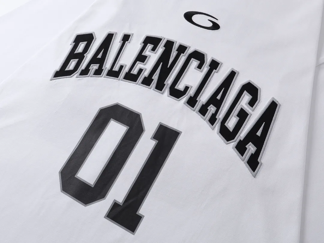 🅿️280 BALENCI*GA latest basketball jersey embroidered printed long-sleeved T-shirt. The front embroidery is embroidered and printed with Tajima computer embroidery machine, the lower left corner is embroidered and printed, and the back piece is printed. The letters are clear. The effect is three-dimensional. Exclusively pattern-woven and dyed 280g fabric. Threads are dyed in the same cylinder with zero color difference. The version adopts OS loose off-shoulder version. Welcome to compare. Same style for men and women -Color: black white purple Cailan -SIZE: Xs S M L Style No. 8536#