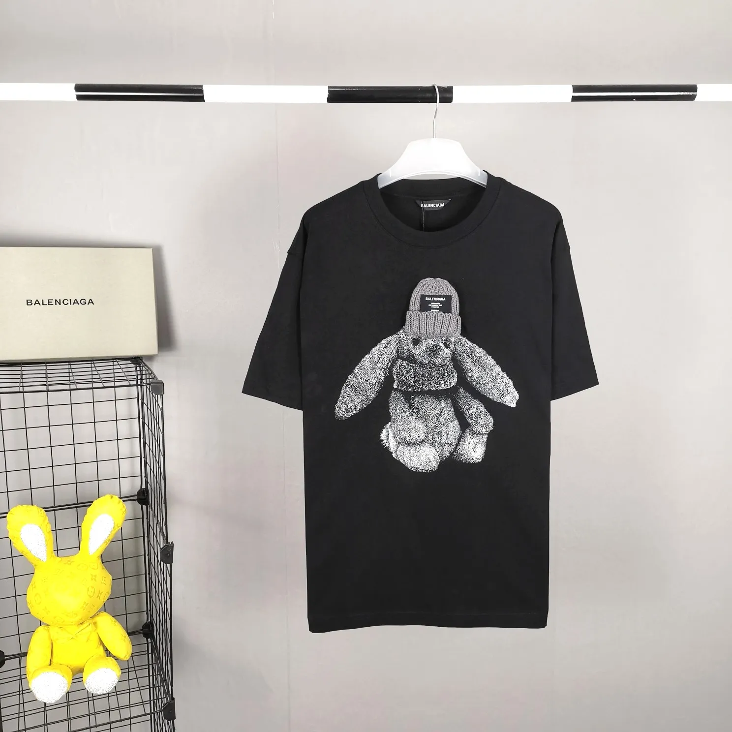 Top tested version BALENCIAGA plush thread hat rabbit pure cotton loose-fitting trendy short-sleeved T-shirt for men and women couples Customized woolen hat (with black label on it), the rabbit pattern is made of Kornit digital direct injection, with full color and clear texture, which fully brings out the plush texture of the rabbit. Ordinary digital machines cannot achieve this effect on black fabric, because the overlapping colors of black printing and black fabric will affect the three-dimensional sense of the picture. Only high-precision direct-injection machines can produce a plush picture. From the pictures, everyone can see the precision of the product restoration. The custom-woven 24S 260g double yarn fabric is sweat-absorbent, breathable, and has a full drape. The whole set of cabinets has the same accessories, coding, tags, main wheat, and washing. Top tested version! Color: Black Size: XS-L P:260