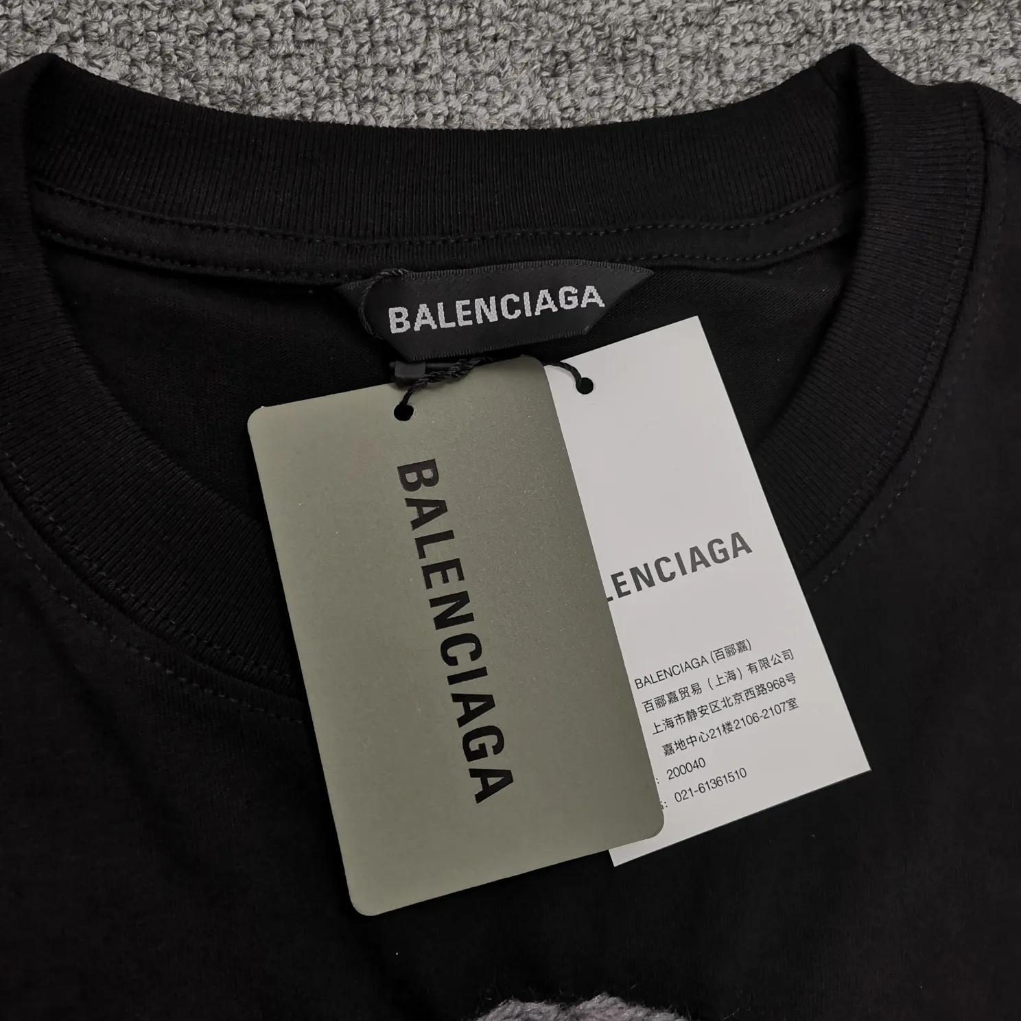 Top tested version BALENCIAGA plush thread hat rabbit pure cotton loose-fitting trendy short-sleeved T-shirt for men and women couples Customized woolen hat (with black label on it), the rabbit pattern is made of Kornit digital direct injection, with full color and clear texture, which fully brings out the plush texture of the rabbit. Ordinary digital machines cannot achieve this effect on black fabric, because the overlapping colors of black printing and black fabric will affect the three-dimensional sense of the picture. Only high-precision direct-injection machines can produce a plush picture. From the pictures, everyone can see the precision of the product restoration. The custom-woven 24S 260g double yarn fabric is sweat-absorbent, breathable, and has a full drape. The whole set of cabinets has the same accessories, coding, tags, main wheat, and washing. Top tested version! Color: Black Size: XS-L P:260