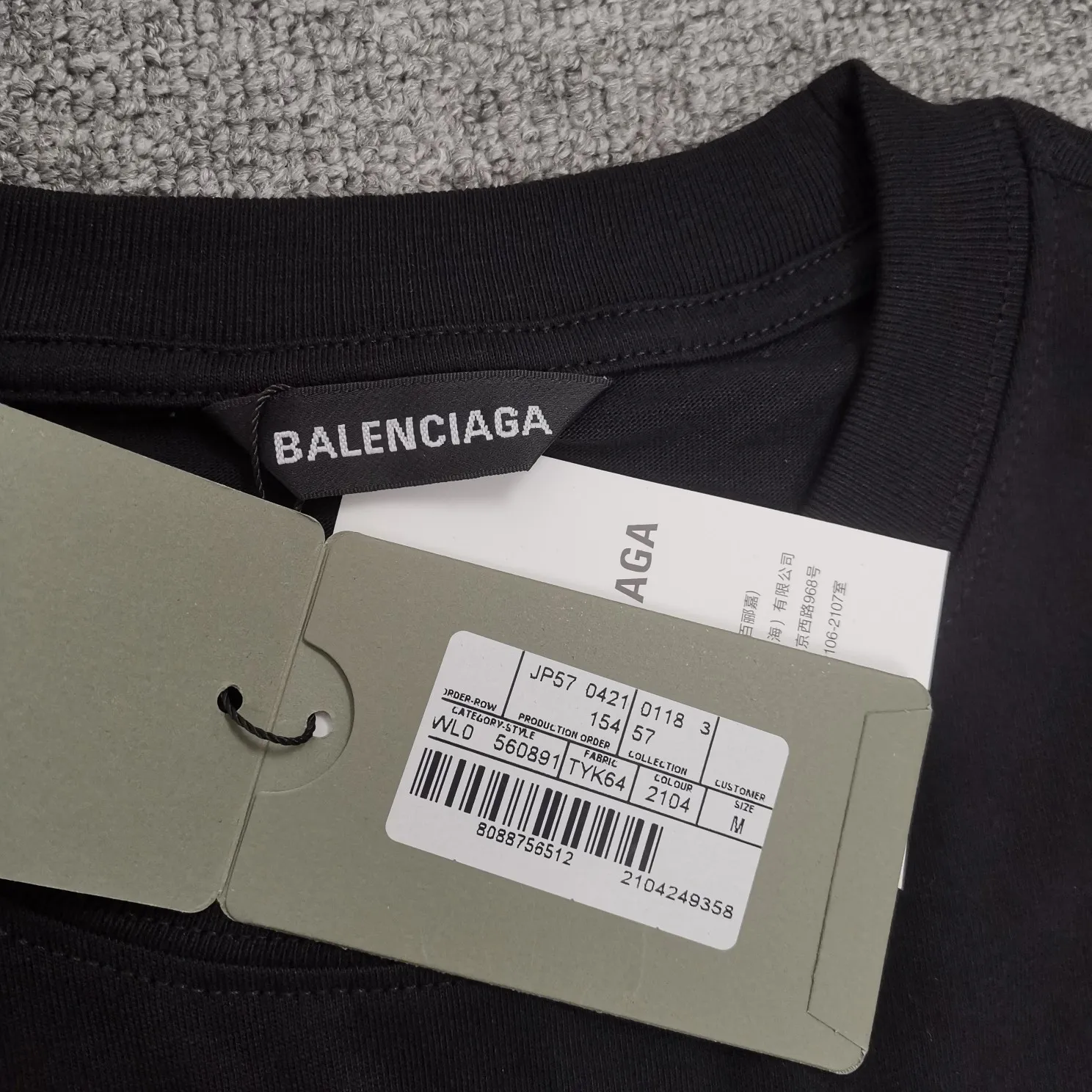 Top tested version BALENCIAGA plush thread hat rabbit pure cotton loose-fitting trendy short-sleeved T-shirt for men and women couples Customized woolen hat (with black label on it), the rabbit pattern is made of Kornit digital direct injection, with full color and clear texture, which fully brings out the plush texture of the rabbit. Ordinary digital machines cannot achieve this effect on black fabric, because the overlapping colors of black printing and black fabric will affect the three-dimensional sense of the picture. Only high-precision direct-injection machines can produce a plush picture. From the pictures, everyone can see the precision of the product restoration. The custom-woven 24S 260g double yarn fabric is sweat-absorbent, breathable, and has a full drape. The whole set of cabinets has the same accessories, coding, tags, main wheat, and washing. Top tested version! Color: Black Size: XS-L P:260