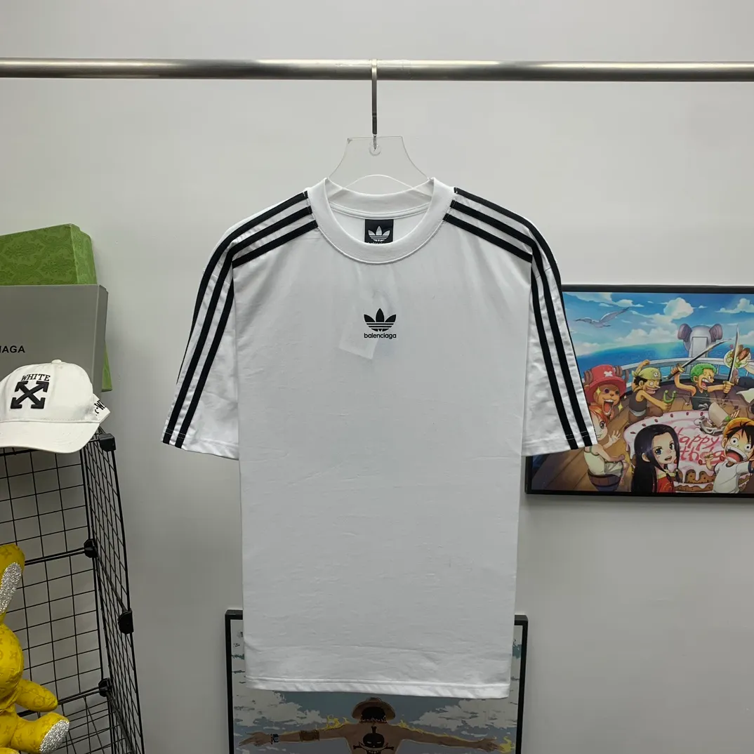 Top tested version 𝐁A𝐋EN𝐂IA𝐆A/Balenciaga three-ribbon classic co-branded T-shirt Fabric: 32 pieces of double yarn 240 grams - counter synchronization #The highest version on the market The original development of custom-woven fabrics is washed and treated with a full sense of thickness The texture is different from market products Highly restored #original mold opening Use imported elliptical machine printing Each print is neatly aligned No burrs Hand-printed front and rear platens Precision mesh production stencil Imported environmentally friendly pulp squeegee, the letters are clearly restored, the letter spacing is the same size as the original version, highly restored to 23ss, the best-selling model on the market, the same style for men and women size: xs s m l color: black white P: 290