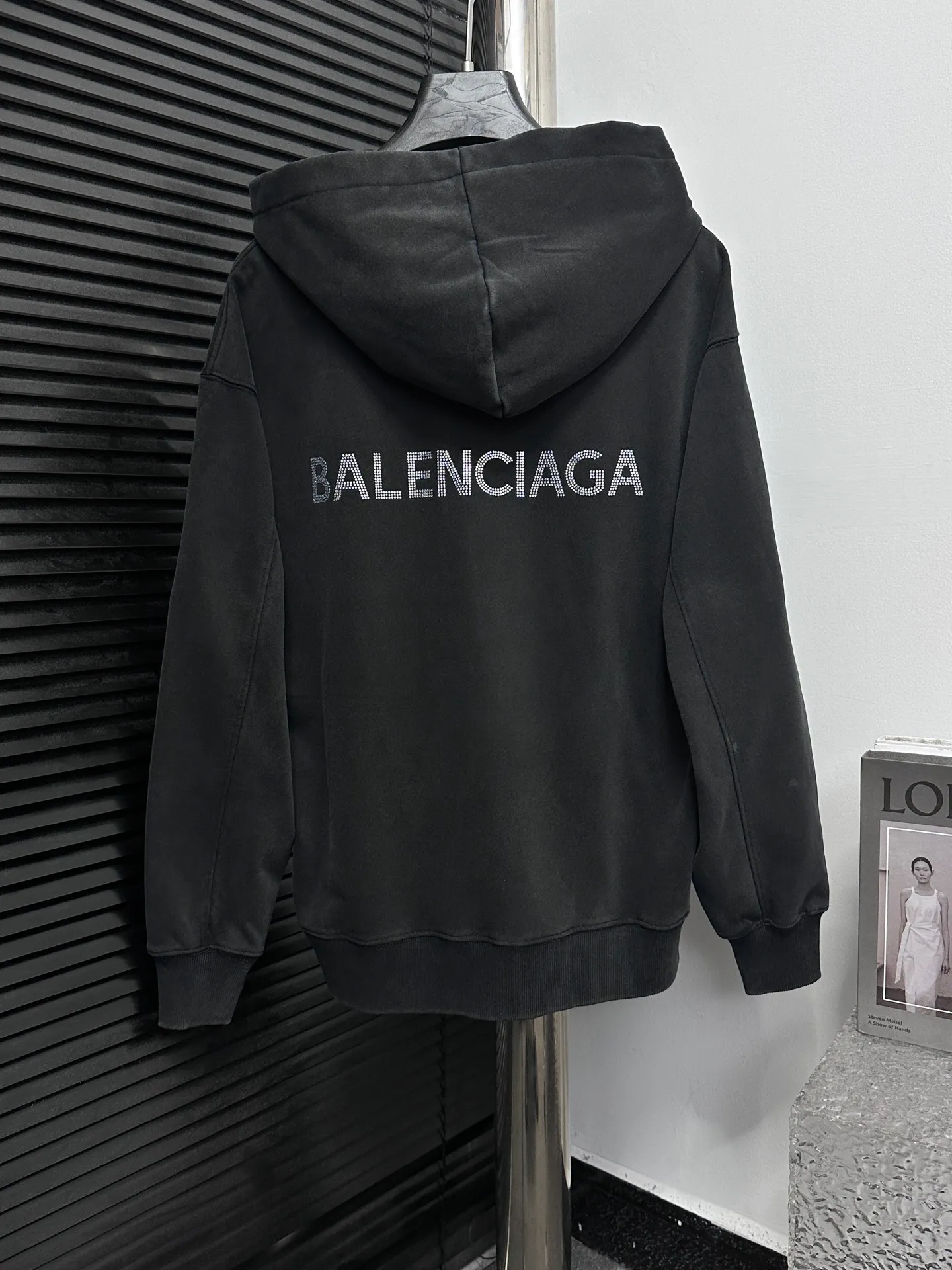 🅿️330 [BALENCIaGA] Paris small letters rhinestone washed hooded sweatshirt. The fabric is made of 400g Paris-specific double yarns*high weight double yarn ribs. It is pressed using a high-temperature air machine. The high-temperature gas contacts the fabric and uses heat energy and pressure to press the fabric to ensure uniform heat distribution. The fabrics have been washed and aged. It has a better hand feel and texture. It is not easy to deform, not easy to shrink, not easy to fade, and maintains long-term beauty. Same style for men and women! ! Size: S-XL