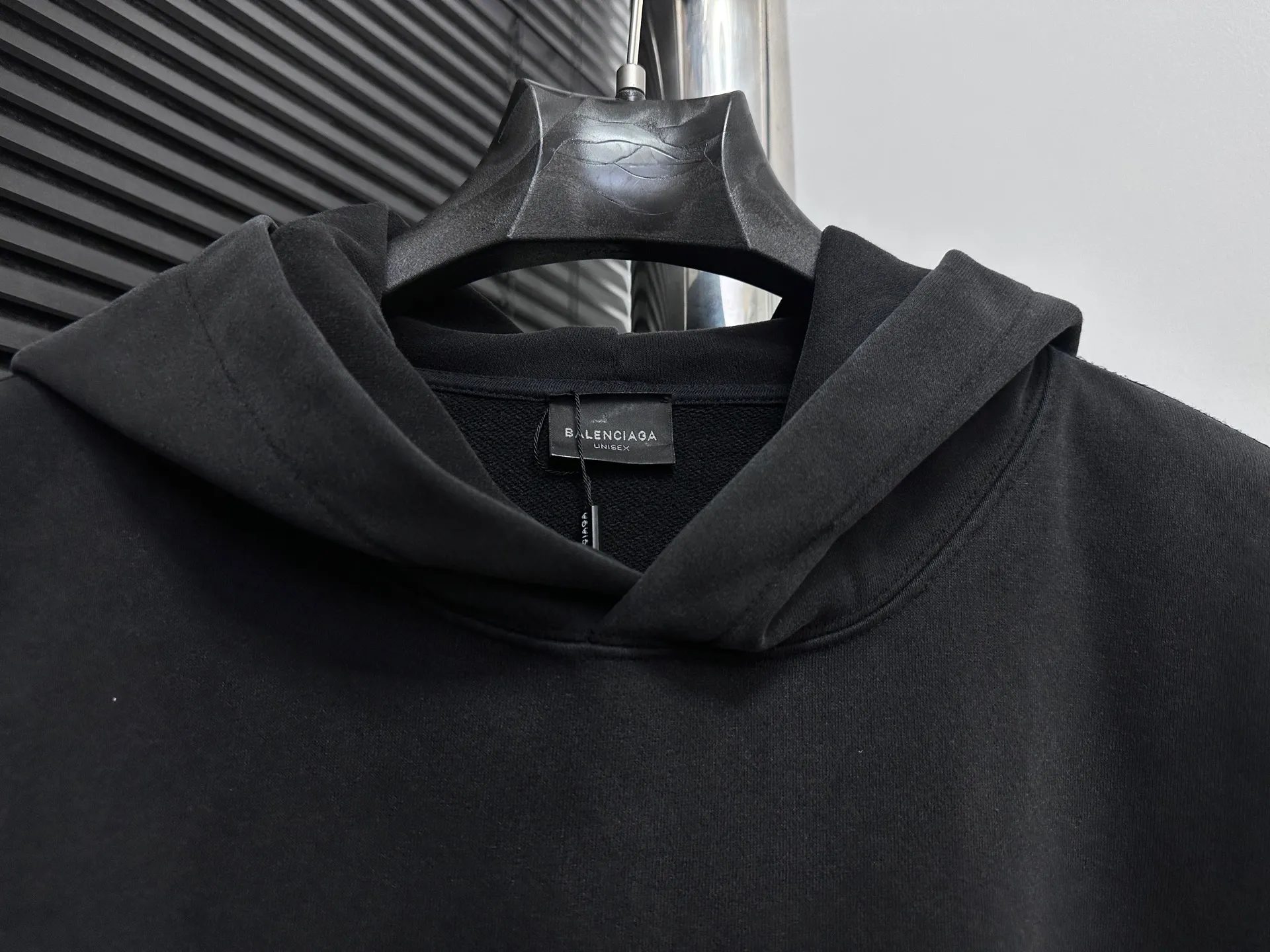 🅿️330 [BALENCIaGA] Paris small letters rhinestone washed hooded sweatshirt. The fabric is made of 400g Paris-specific double yarns*high weight double yarn ribs. It is pressed using a high-temperature air machine. The high-temperature gas contacts the fabric and uses heat energy and pressure to press the fabric to ensure uniform heat distribution. The fabrics have been washed and aged. It has a better hand feel and texture. It is not easy to deform, not easy to shrink, not easy to fade, and maintains long-term beauty. Same style for men and women! ! Size: S-XL