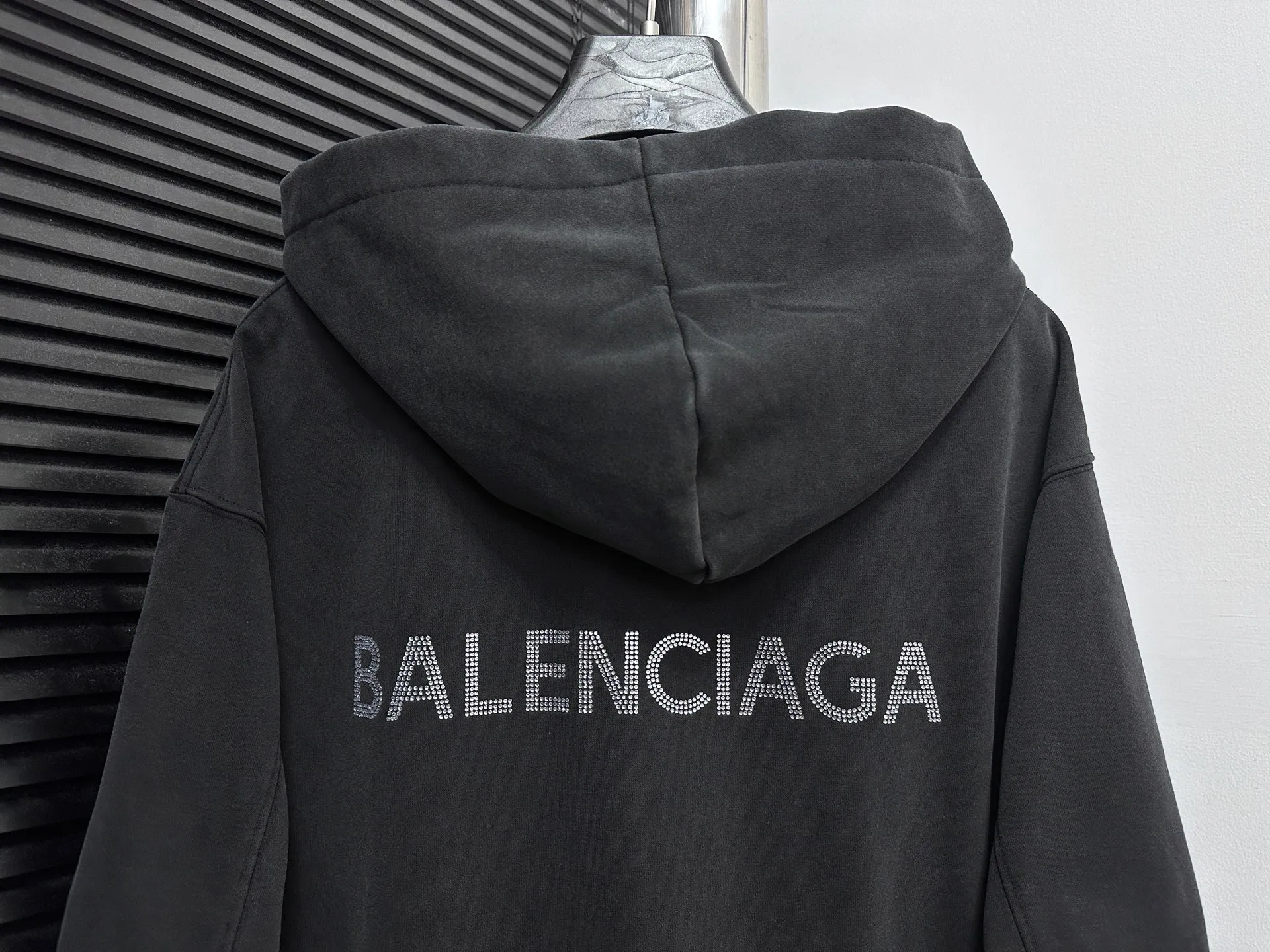 🅿️330 [BALENCIaGA] Paris small letters rhinestone washed hooded sweatshirt. The fabric is made of 400g Paris-specific double yarns*high weight double yarn ribs. It is pressed using a high-temperature air machine. The high-temperature gas contacts the fabric and uses heat energy and pressure to press the fabric to ensure uniform heat distribution. The fabrics have been washed and aged. It has a better hand feel and texture. It is not easy to deform, not easy to shrink, not easy to fade, and maintains long-term beauty. Same style for men and women! ! Size: S-XL