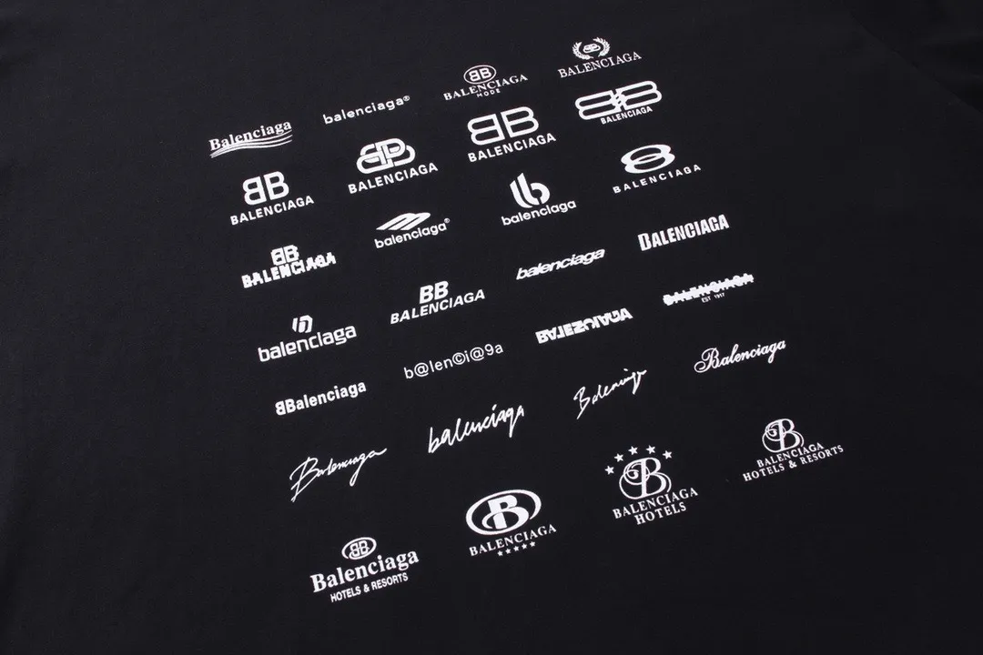 🅿️200 real photos [Top version. Official website quality] BALENCI*GA/Paris BALENCI*GA# 2024 spring and summer new style, printed with classic LOGO collection long-sleeved T-shirt. 2024 spring and summer new product. Brick cabinet synchronization. Welcome to compare. The fabric is made of Paris ZP custom-woven and dyed 100% cotton double yarn compact cotton. The weight is 260 grams, the cloth surface is clean, the cloth texture is clear, soft and comfortable. The color fastness is good. It is not easy to change color. The threads are woven and dyed with no color difference. The printing uses imported environmentally friendly rubber paddles, precision stencils, fine LOGO letters, clear letters, no burrs, and a three-dimensional effect. Restore brick cabinet. The version adopts OS loose shoulder style. Same style for men and women. Code: BL225005 Color: black, beige, pink, smoky gray, white Size: XS S M L