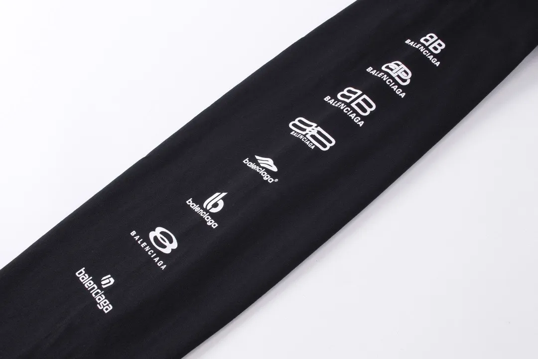 🅿️200 real photos [Top version. Official website quality] BALENCI*GA/Paris BALENCI*GA# 2024 spring and summer new style, printed with classic LOGO collection long-sleeved T-shirt. 2024 spring and summer new product. Brick cabinet synchronization. Welcome to compare. The fabric is made of Paris ZP custom-woven and dyed 100% cotton double yarn compact cotton. The weight is 260 grams, the cloth surface is clean, the cloth texture is clear, soft and comfortable. The color fastness is good. It is not easy to change color. The threads are woven and dyed with no color difference. The printing uses imported environmentally friendly rubber paddles, precision stencils, fine LOGO letters, clear letters, no burrs, and a three-dimensional effect. Restore brick cabinet. The version adopts OS loose shoulder style. Same style for men and women. Code: BL225005 Color: black, beige, pink, smoky gray, white Size: XS S M L
